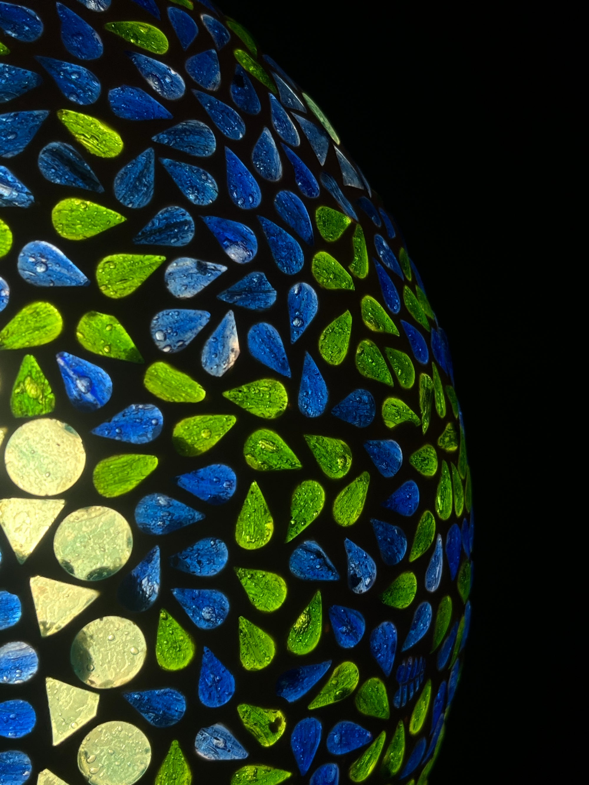 Handgefertigte Glasmosaik-Tischlampe „Blue Moon“ – Ovalform, E27-Fassung