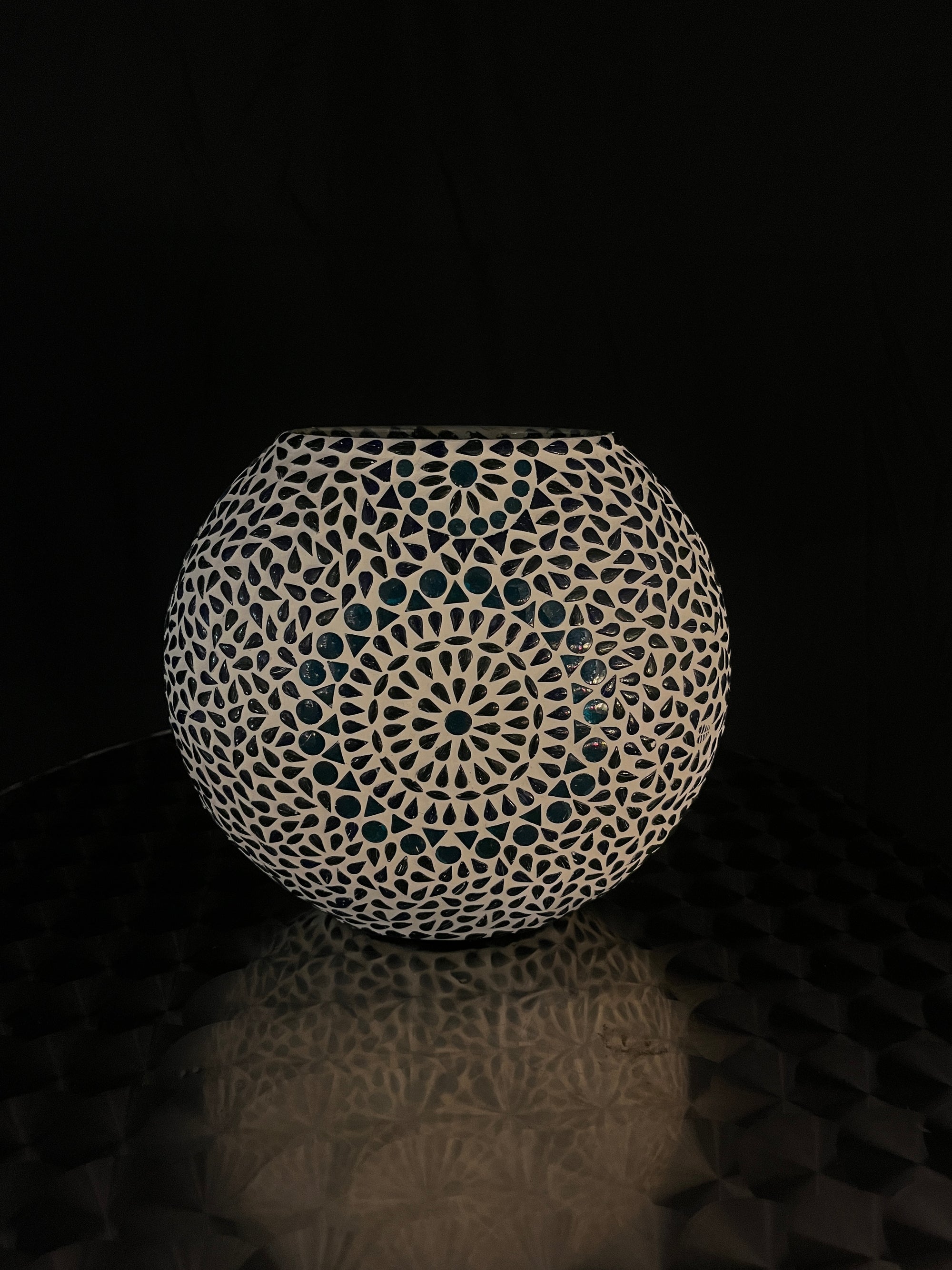 Handgefertigte Glasmosaik-Tischlampe „Blue Moon“ – Oval
