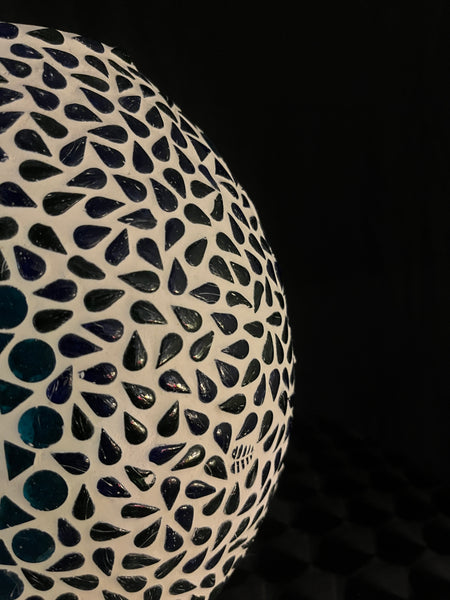 Handgefertigte Glasmosaik-Tischlampe „Blue Moon“ – Ovalform, E27-Fassung