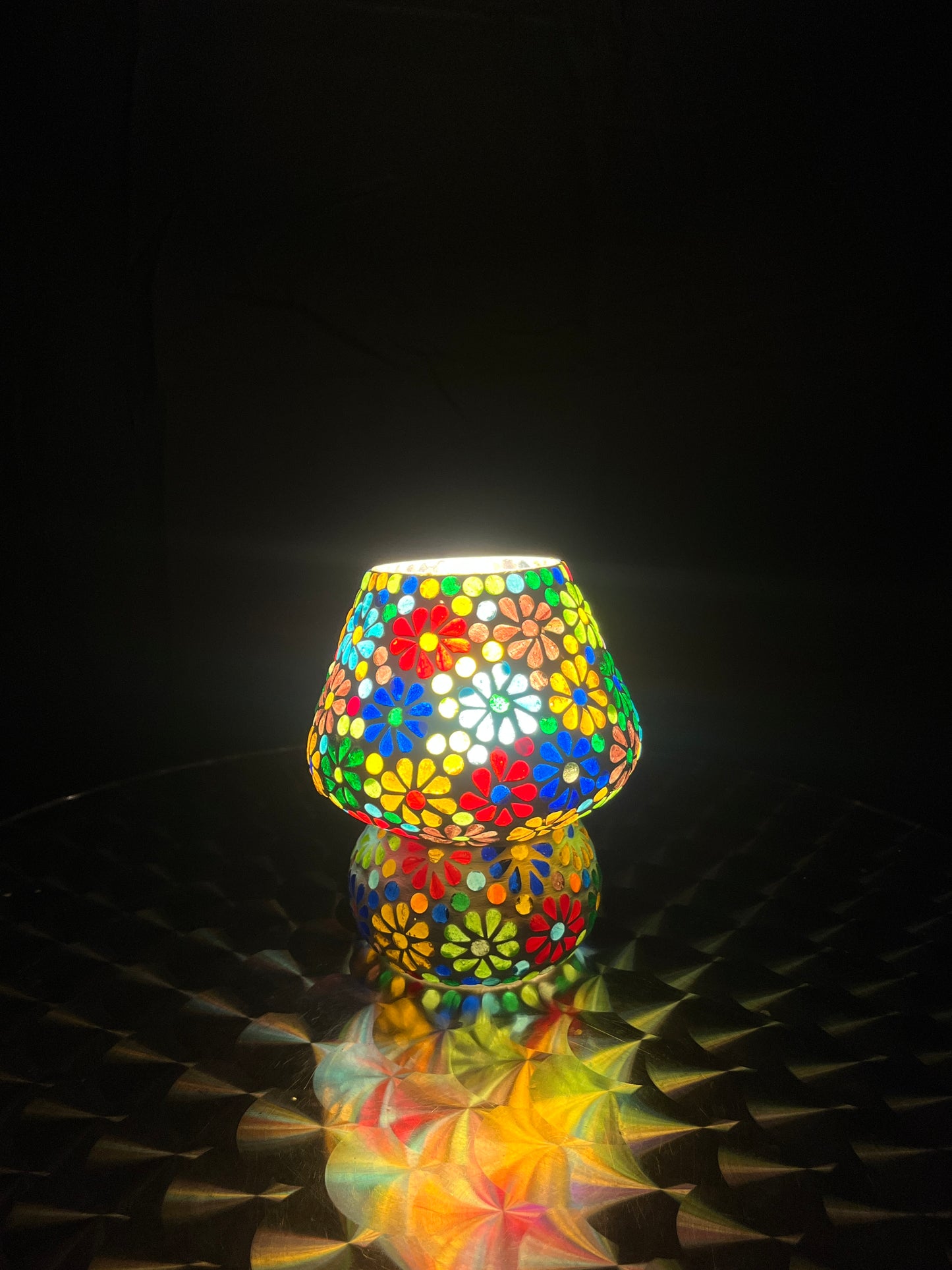 Handgefertigte Glasmosaik-Tischlampe „Flower Garden“ – Pilzform, E27-Fassung