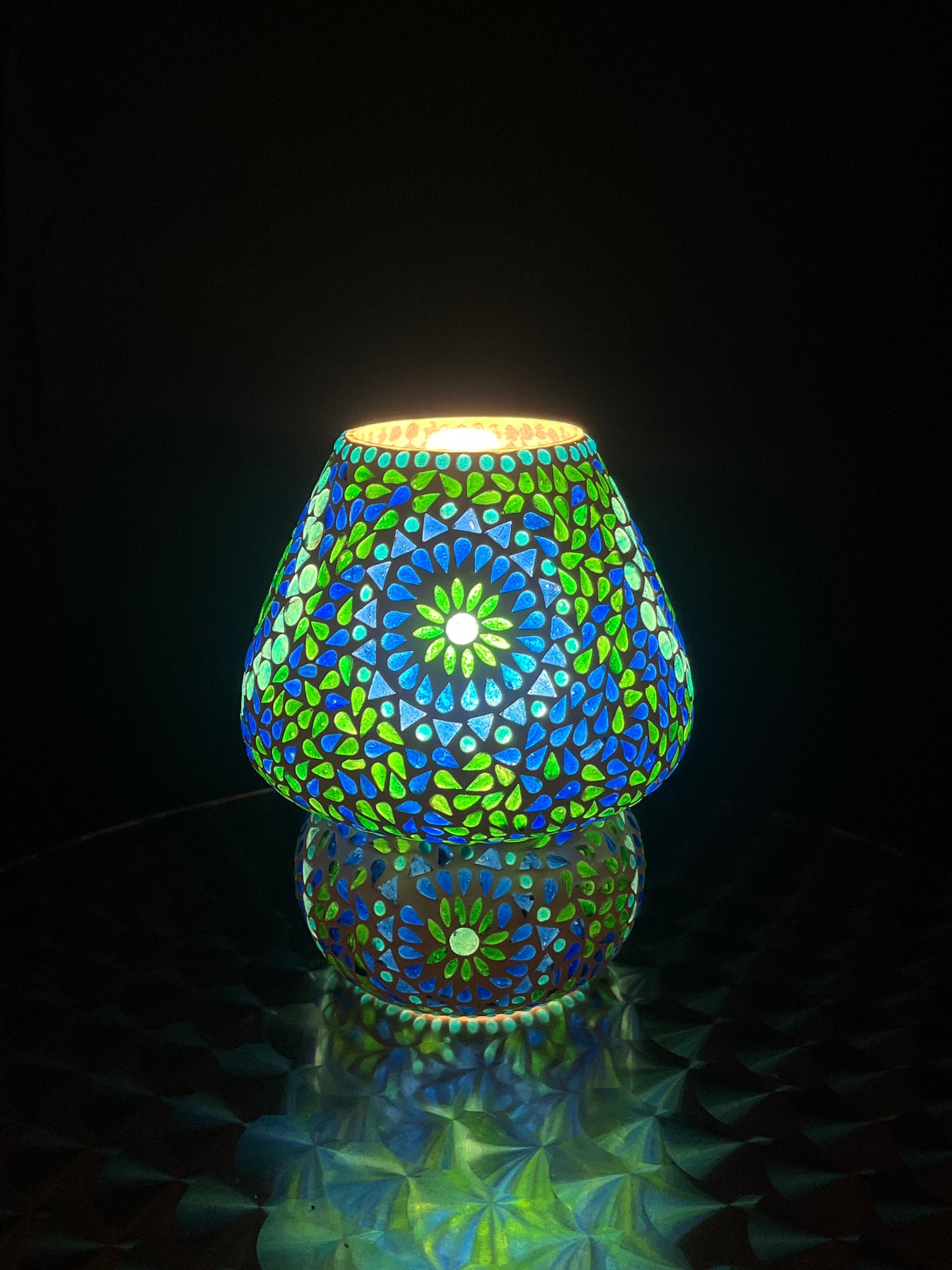 Handgefertigte Glasmosaik-Tischlampe „Blue Moon“ – Pilzform, E27-Fassung