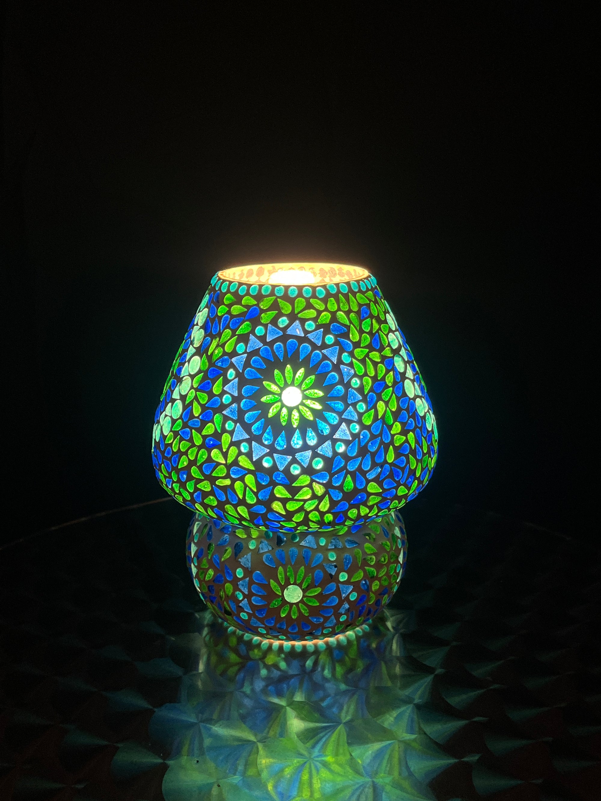Handgefertigte Glasmosaik-Tischlampe „Blue Moon“ – Pilz