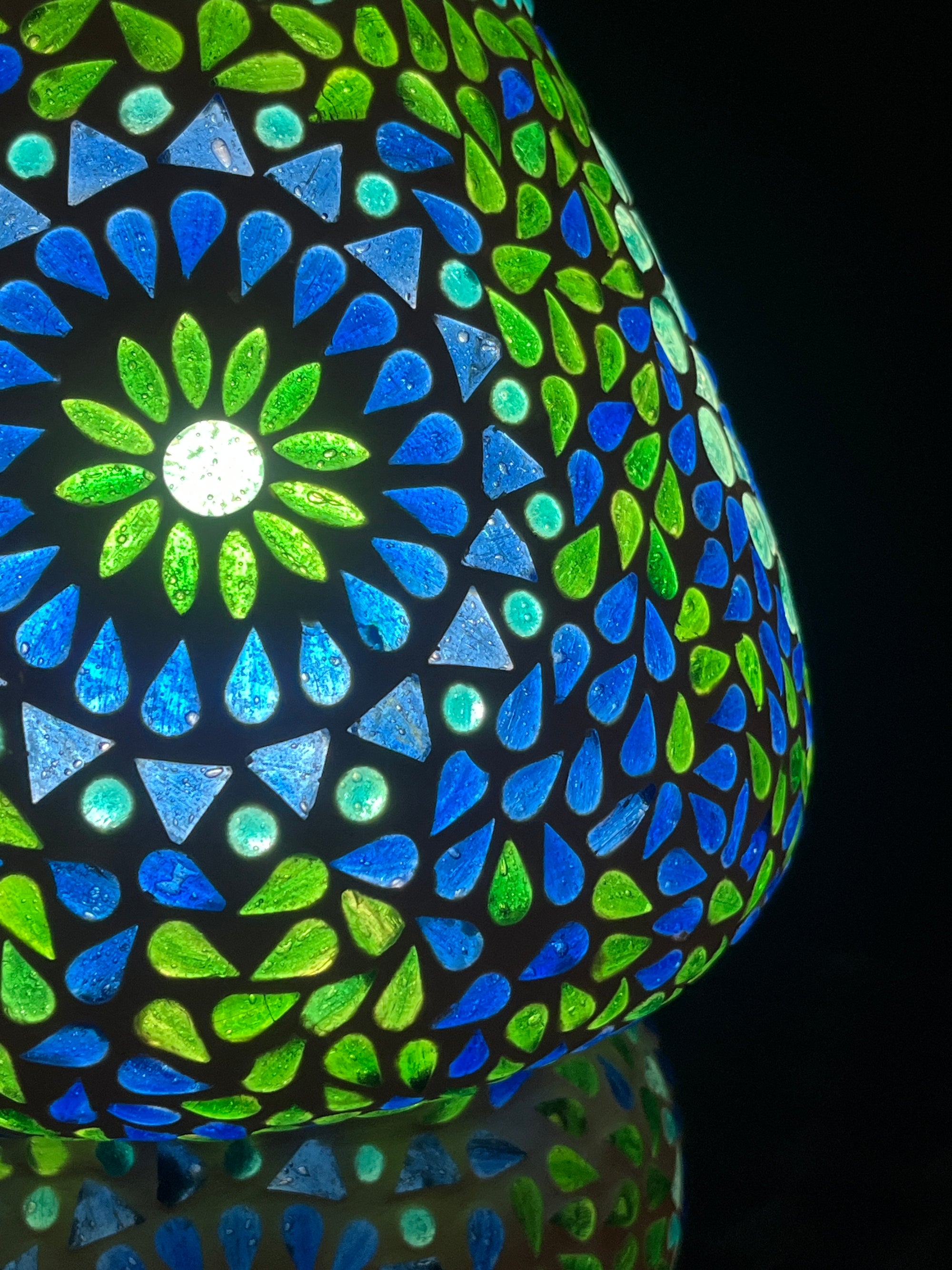 Handgefertigte Glasmosaik-Tischlampe „Blue Moon“ – Pilz