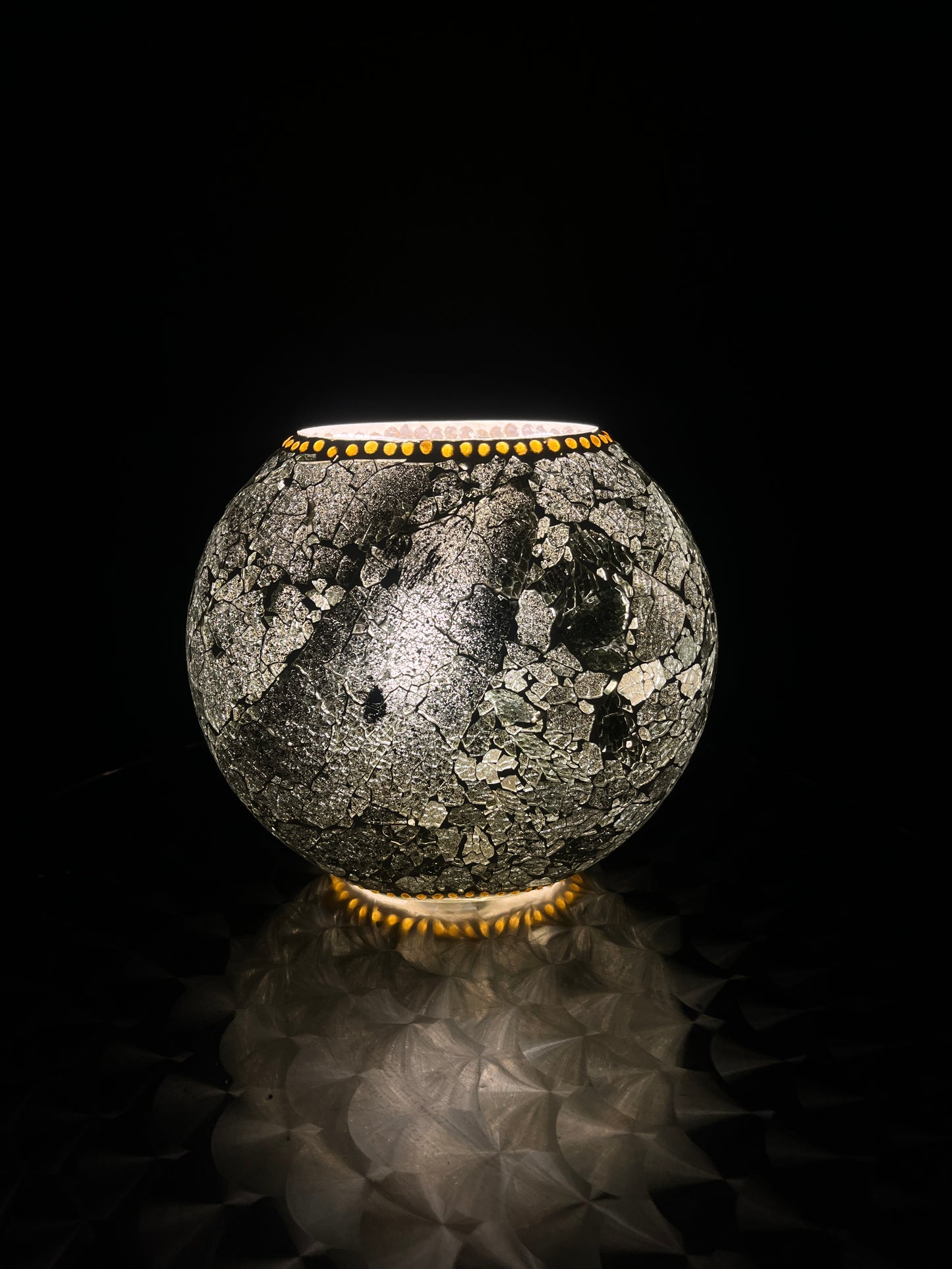 Handgefertigte Glasmosaik-Tischlampe „Glacial Gold“ – Ovalform, E27-Fassung