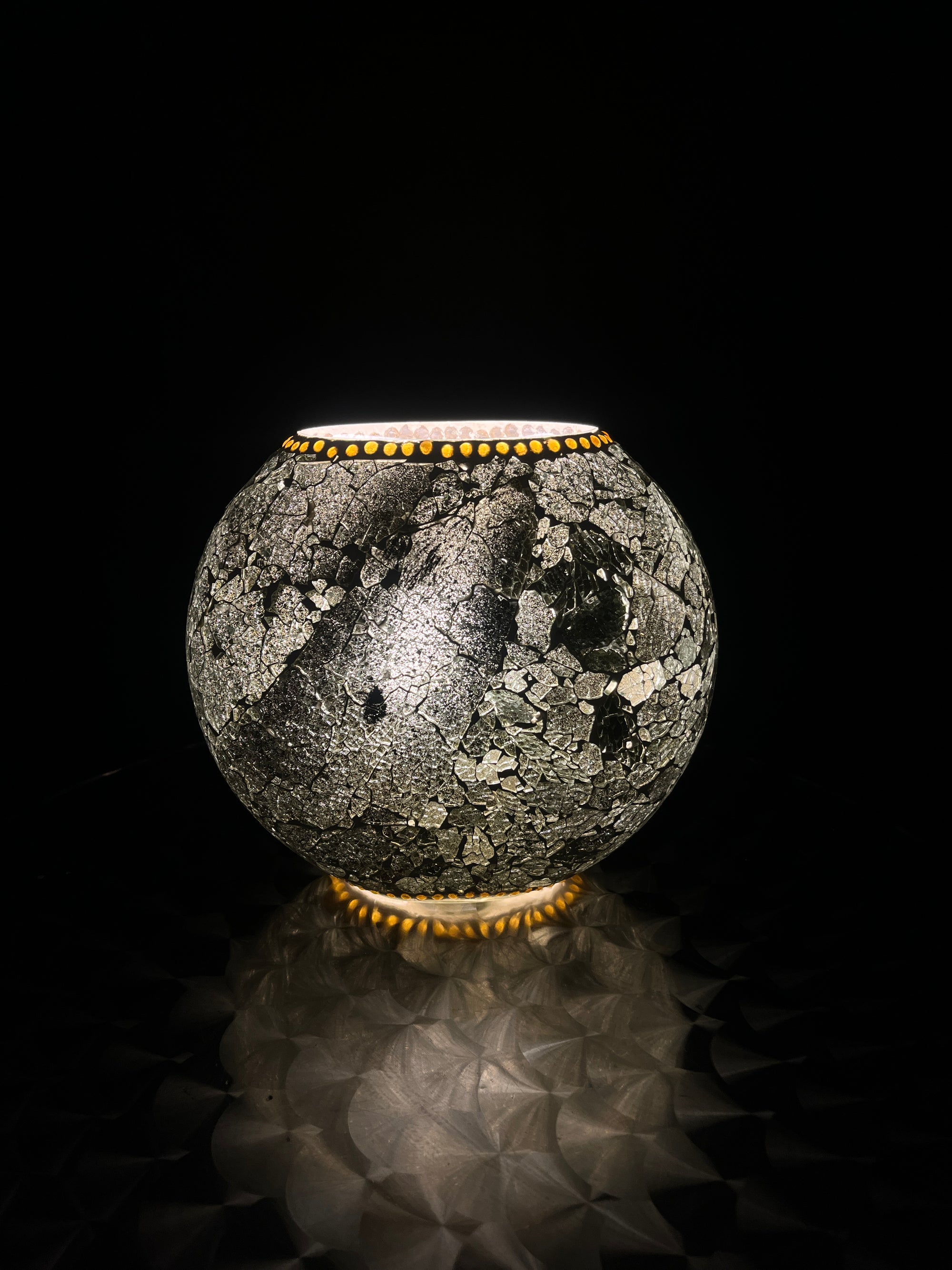 Handgefertigte Glasmosaik-Tischlampe „Glacial Gold“ – Oval
