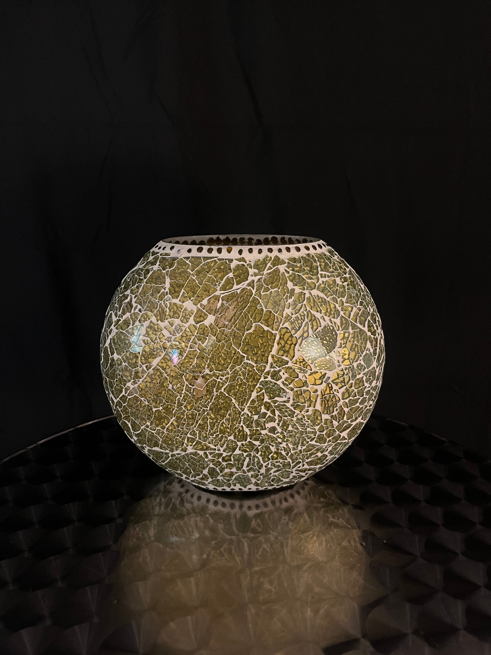 Handgefertigte Glasmosaik-Tischlampe „Glacial Gold“ – Oval