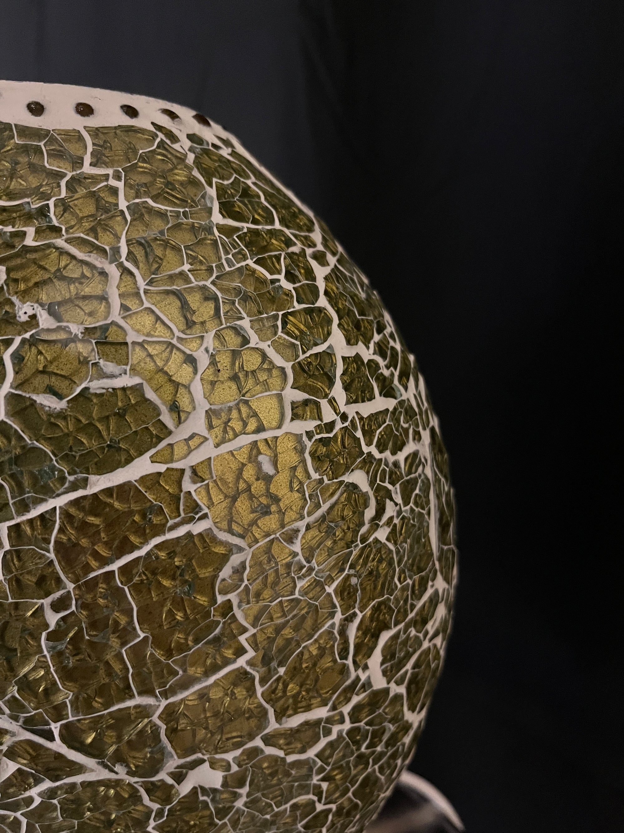 Handgefertigte Glasmosaik-Tischlampe „Glacial Gold“ – Oval