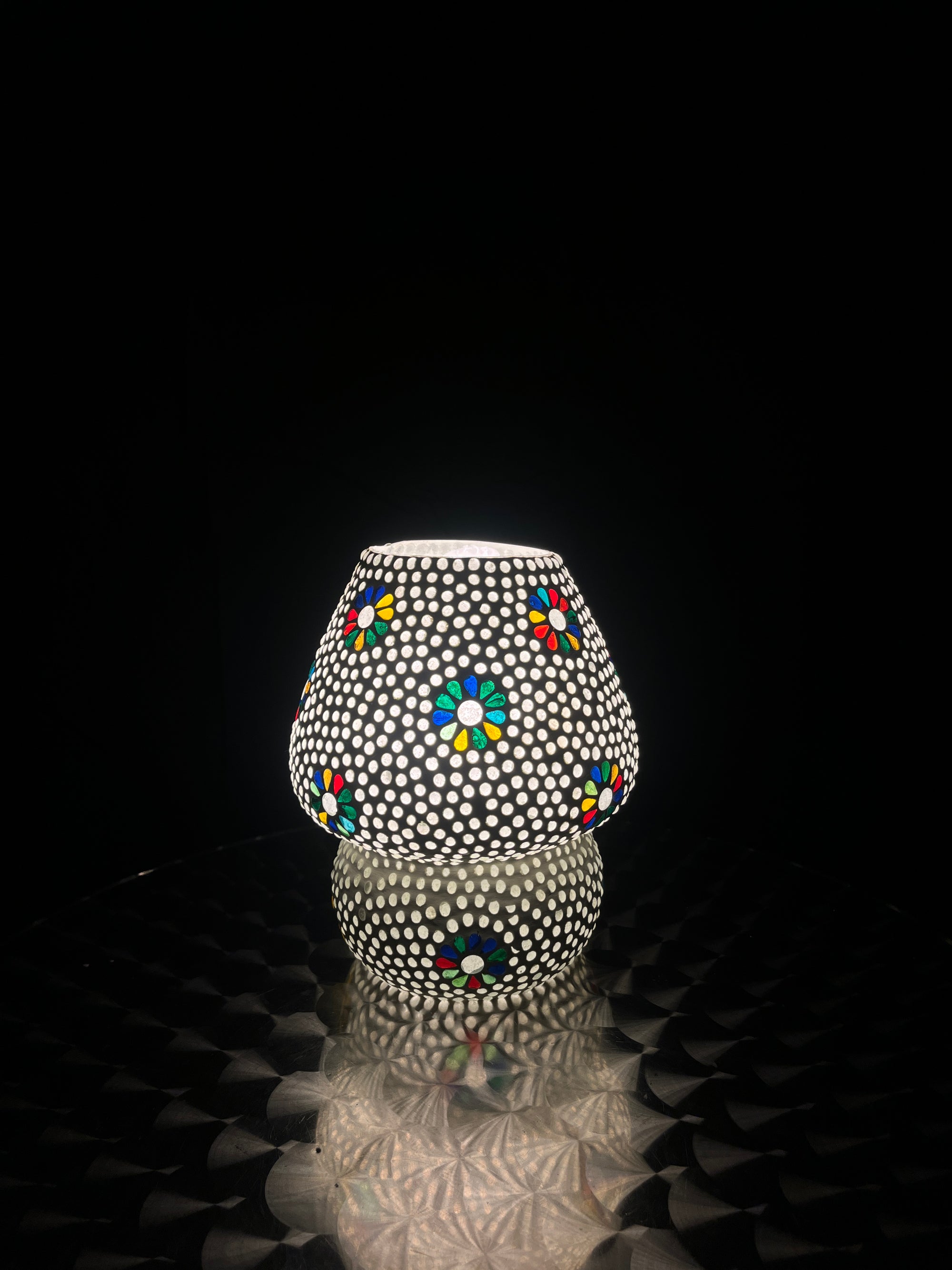Handgefertigte Glasmosaik-Tischlampe „Black Daisy“ – Pilz