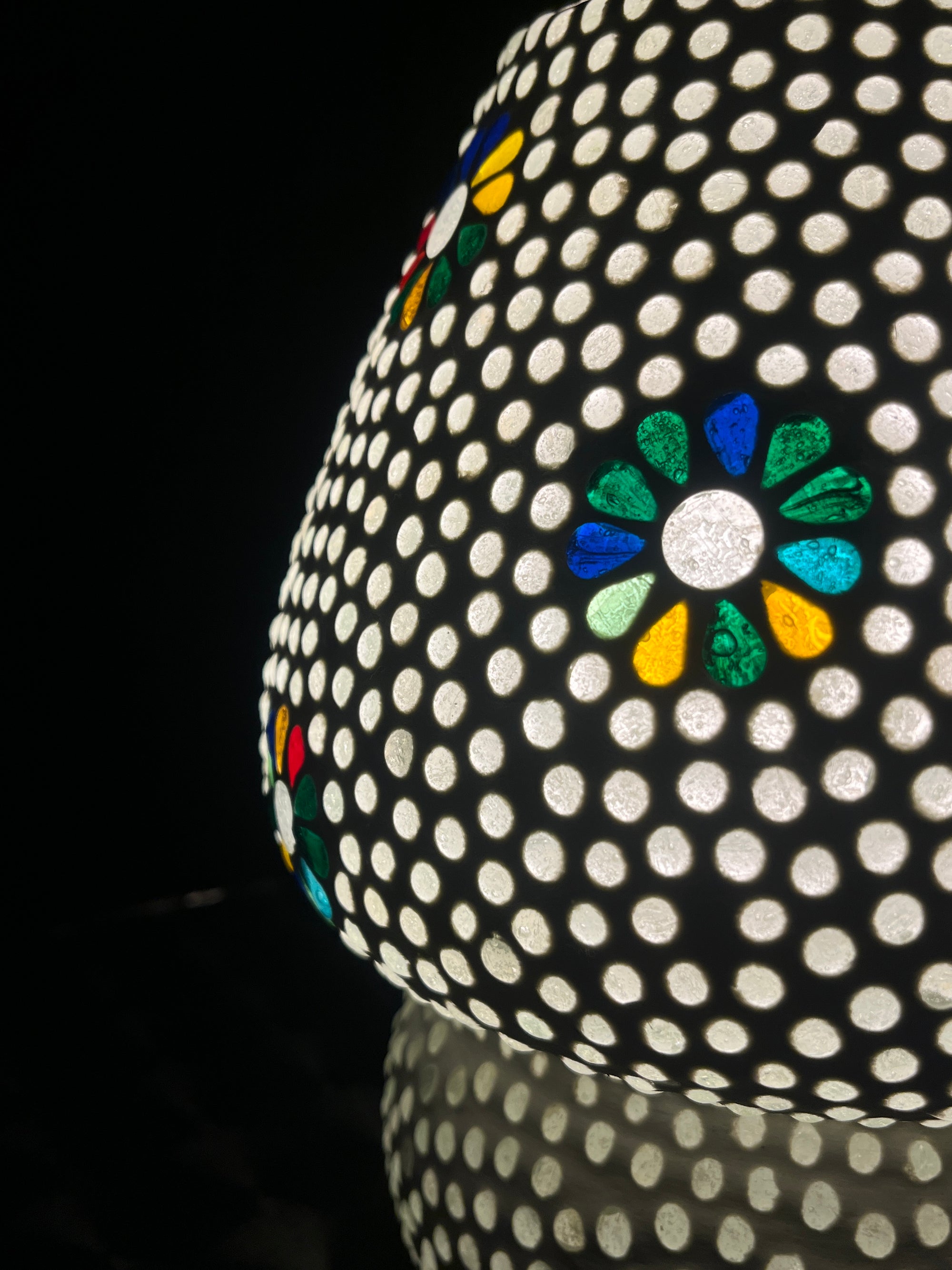 Handgefertigte Glasmosaik-Tischlampe „Black Daisy“ – Pilz