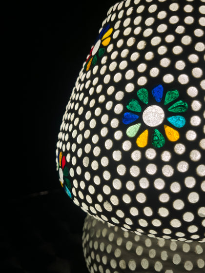 Handgefertigte Glasmosaik-Tischlampe „Black Daisy“ – Pilz