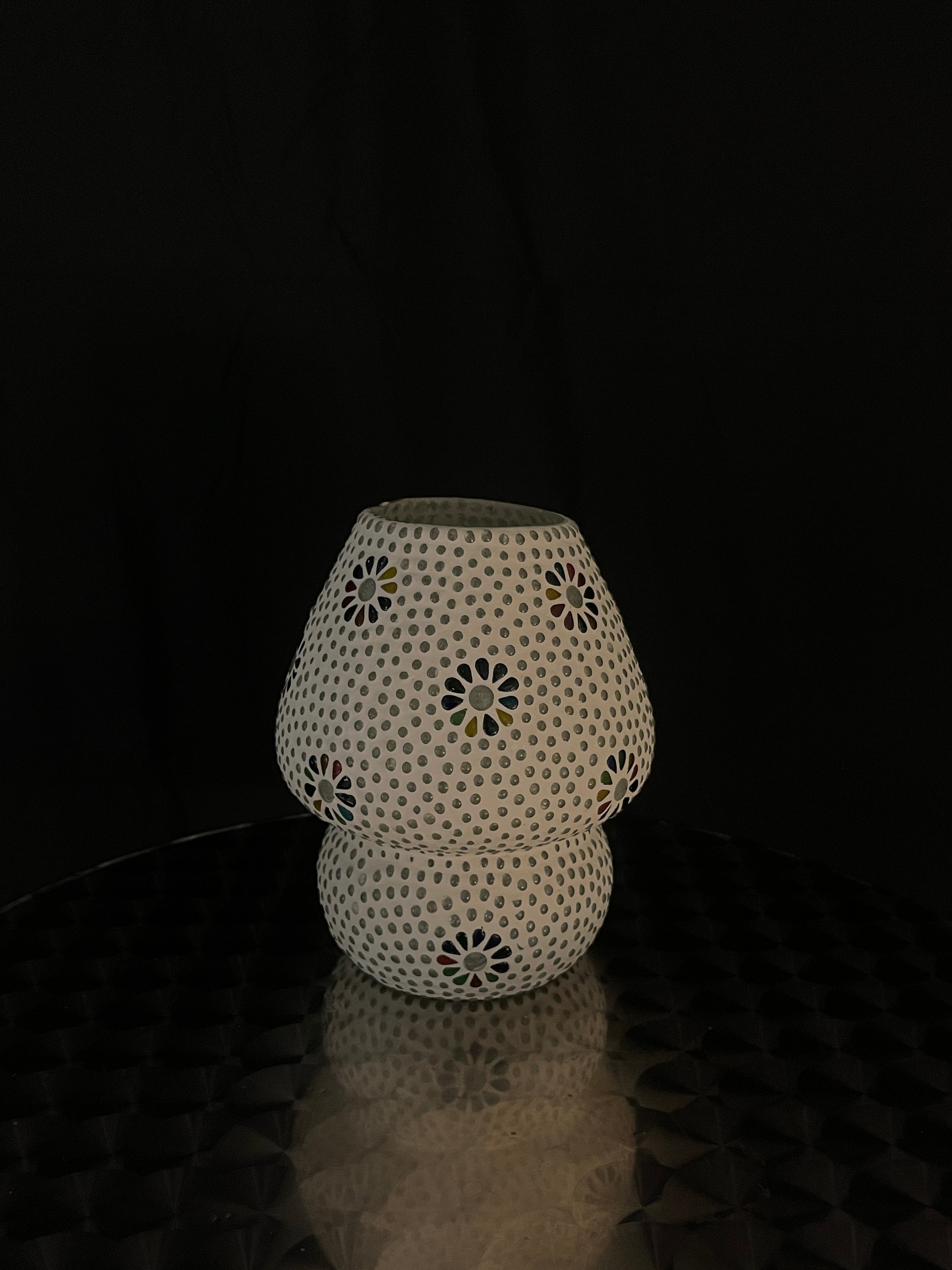 Handgefertigte Glasmosaik-Tischlampe „Black Daisy“ – Pilz