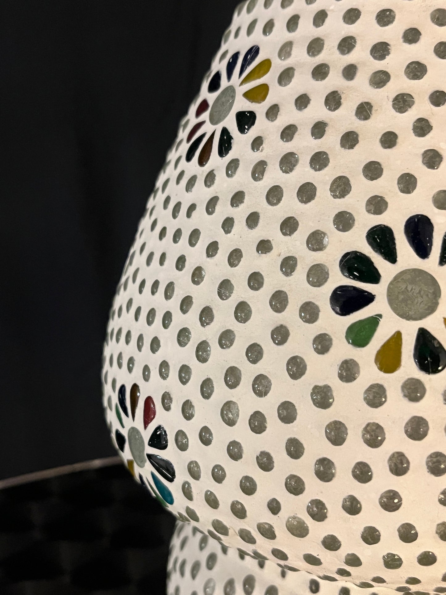 Handgefertigte Glasmosaik-Tischlampe „Black Daisy“ – Pilzform, E27-Fassung