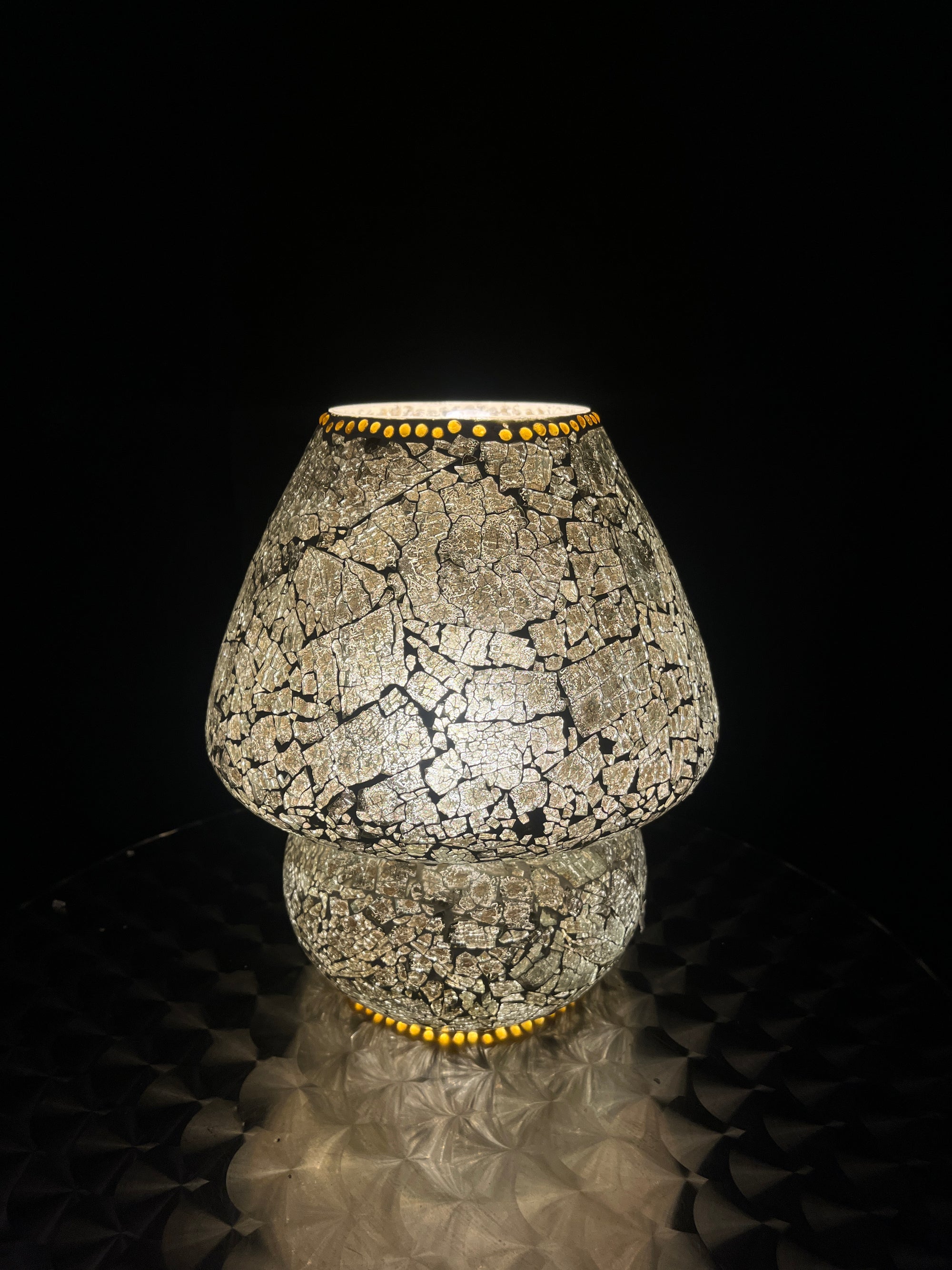Handgefertigte Glasmosaik-Tischlampe „Glacial Gold“ – Pilzform, E27-Fassung