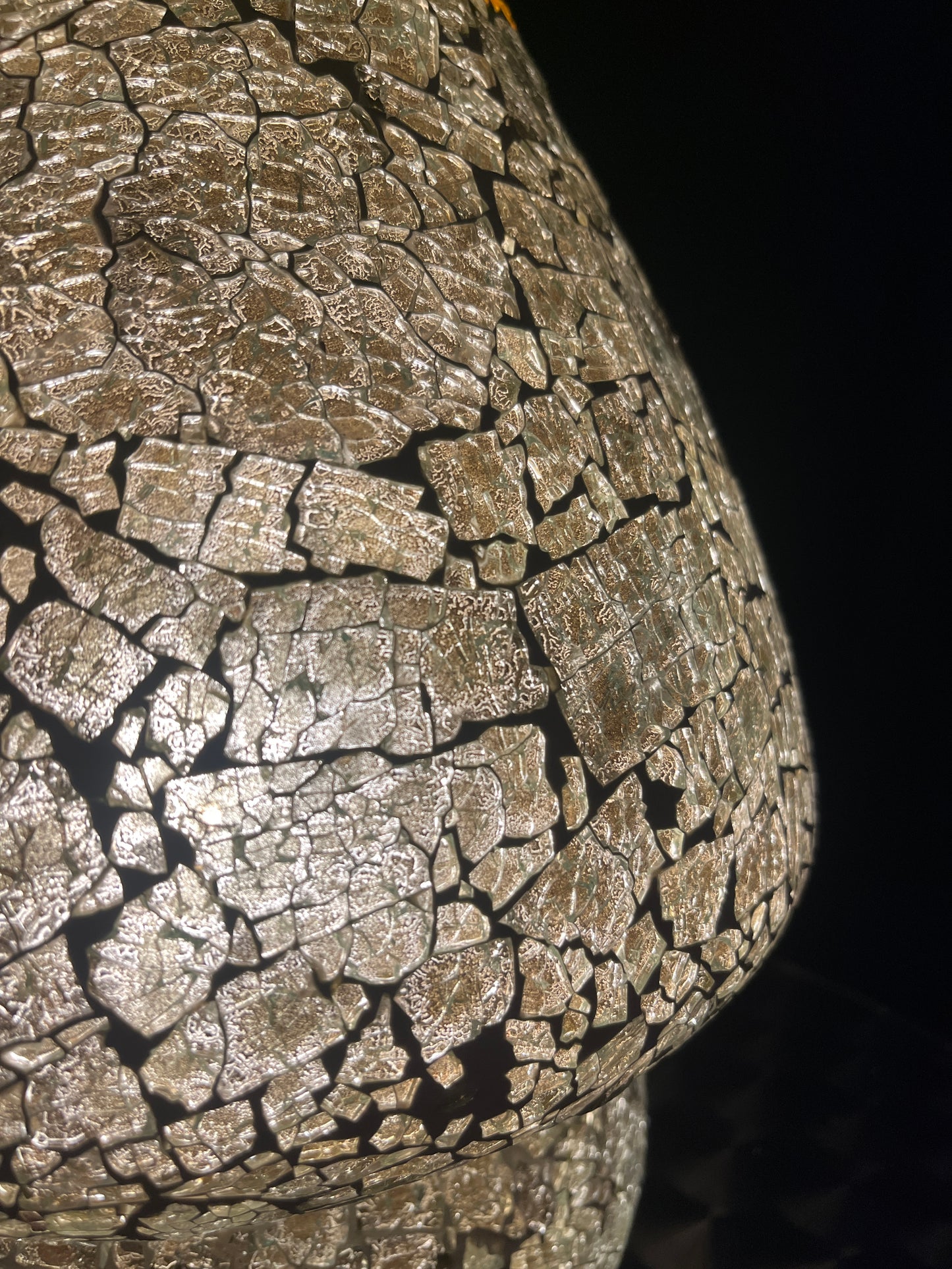 Handgefertigte Glasmosaik-Tischlampe „Glacial Gold“ – Pilzform, E27-Fassung