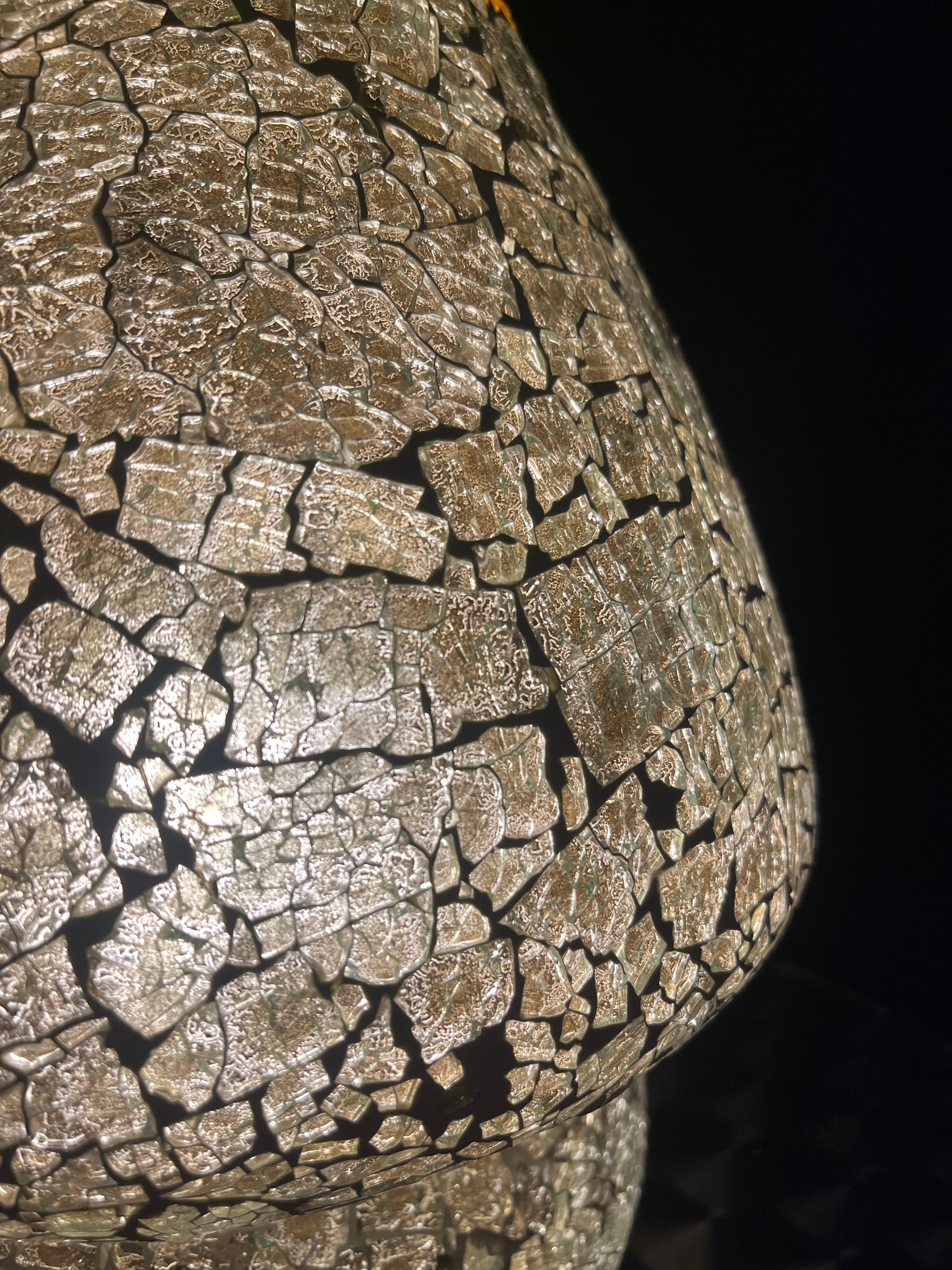 Handgefertigte Glasmosaik-Tischlampe „Glacial Gold“ – Pilzform, E27-Fassung