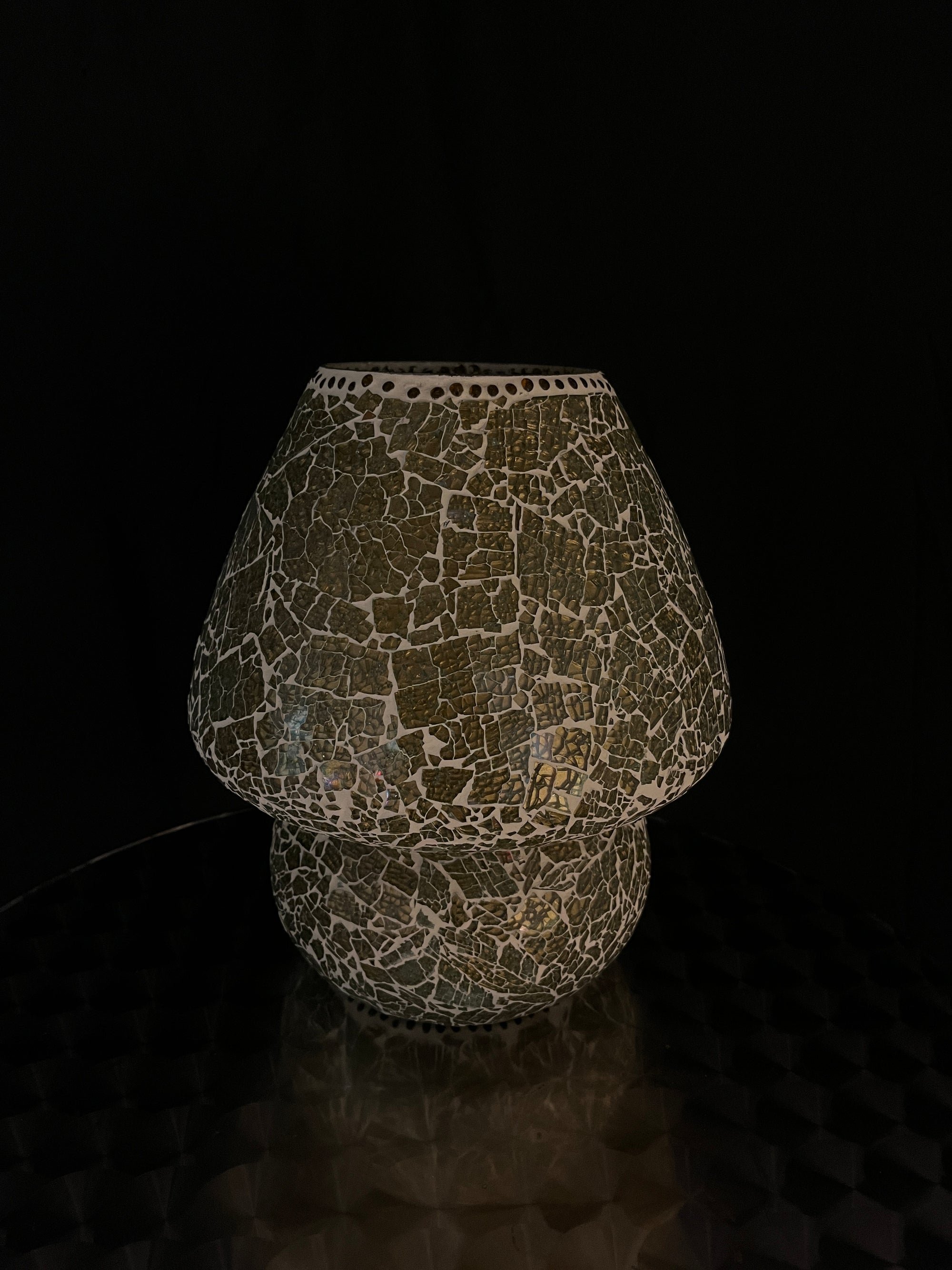 Handgefertigte Glasmosaik-Tischlampe „Glacial Gold“ – Pilz