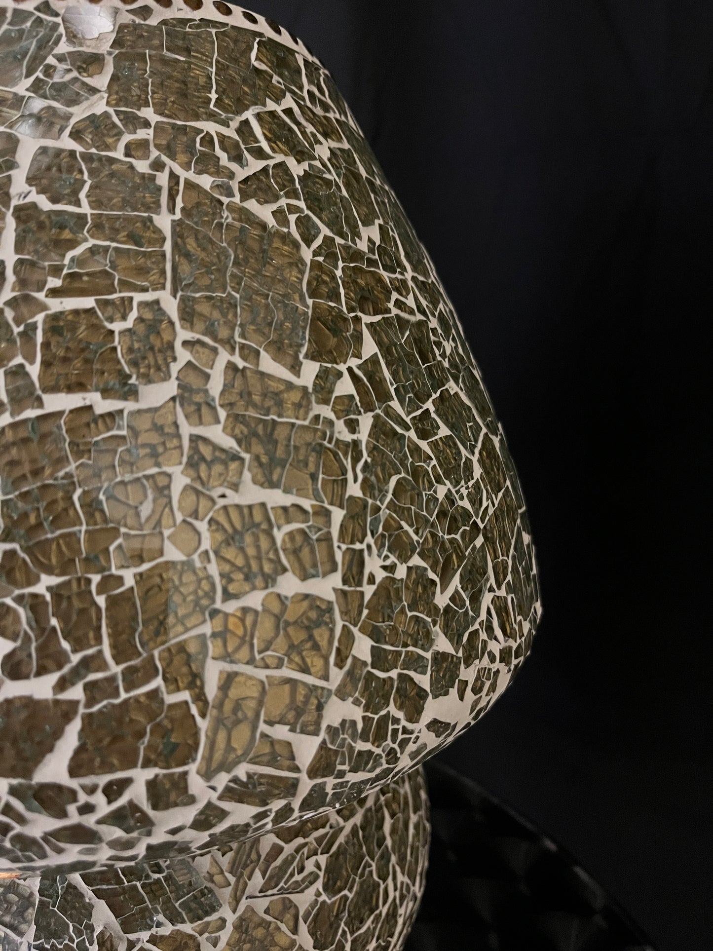 Handgefertigte Glasmosaik-Tischlampe „Glacial Gold“ – Pilzform, E27-Fassung