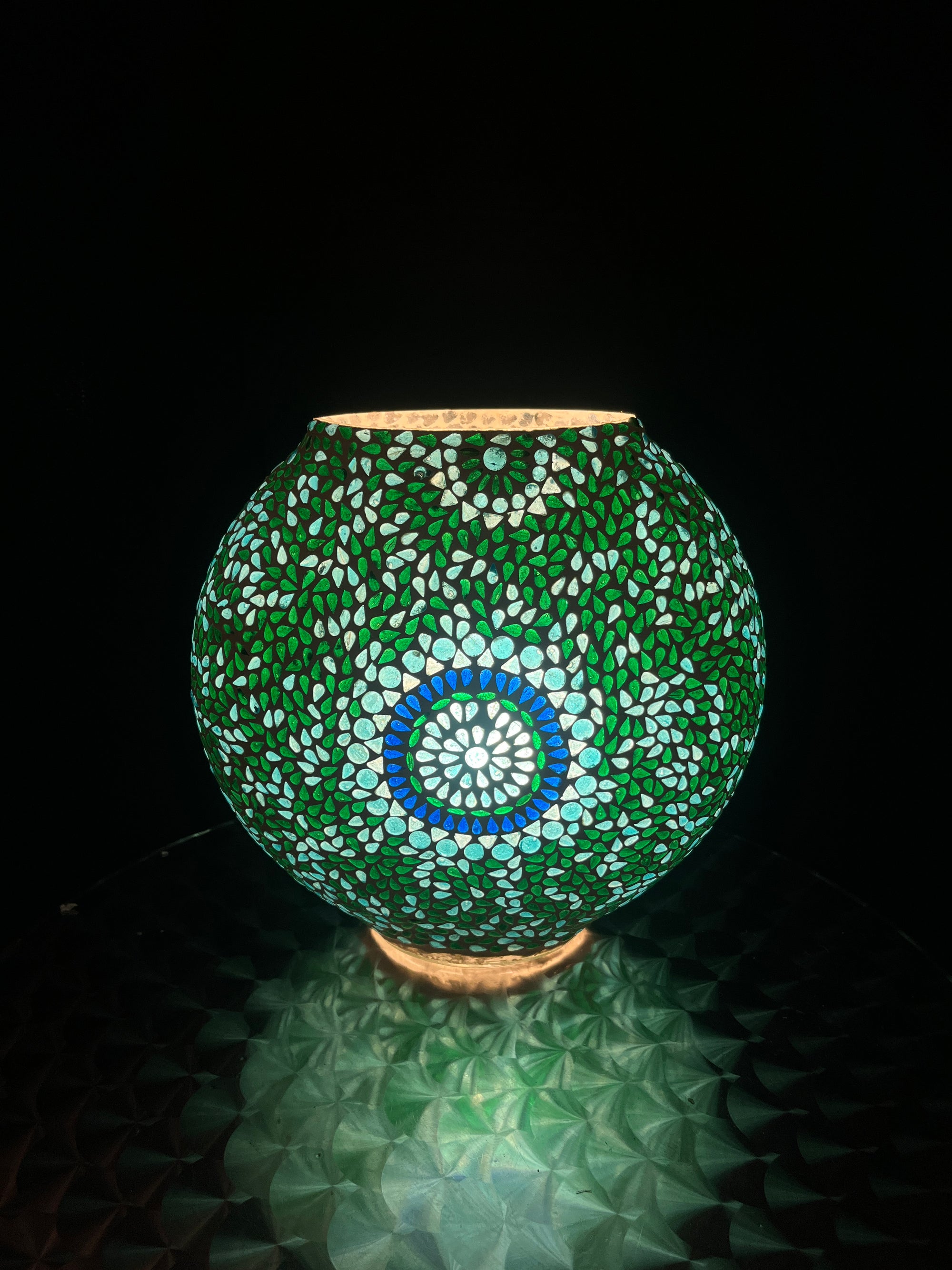 Handgefertigte Glasmosaik-Tischlampe „Blue Moon“ – Oval