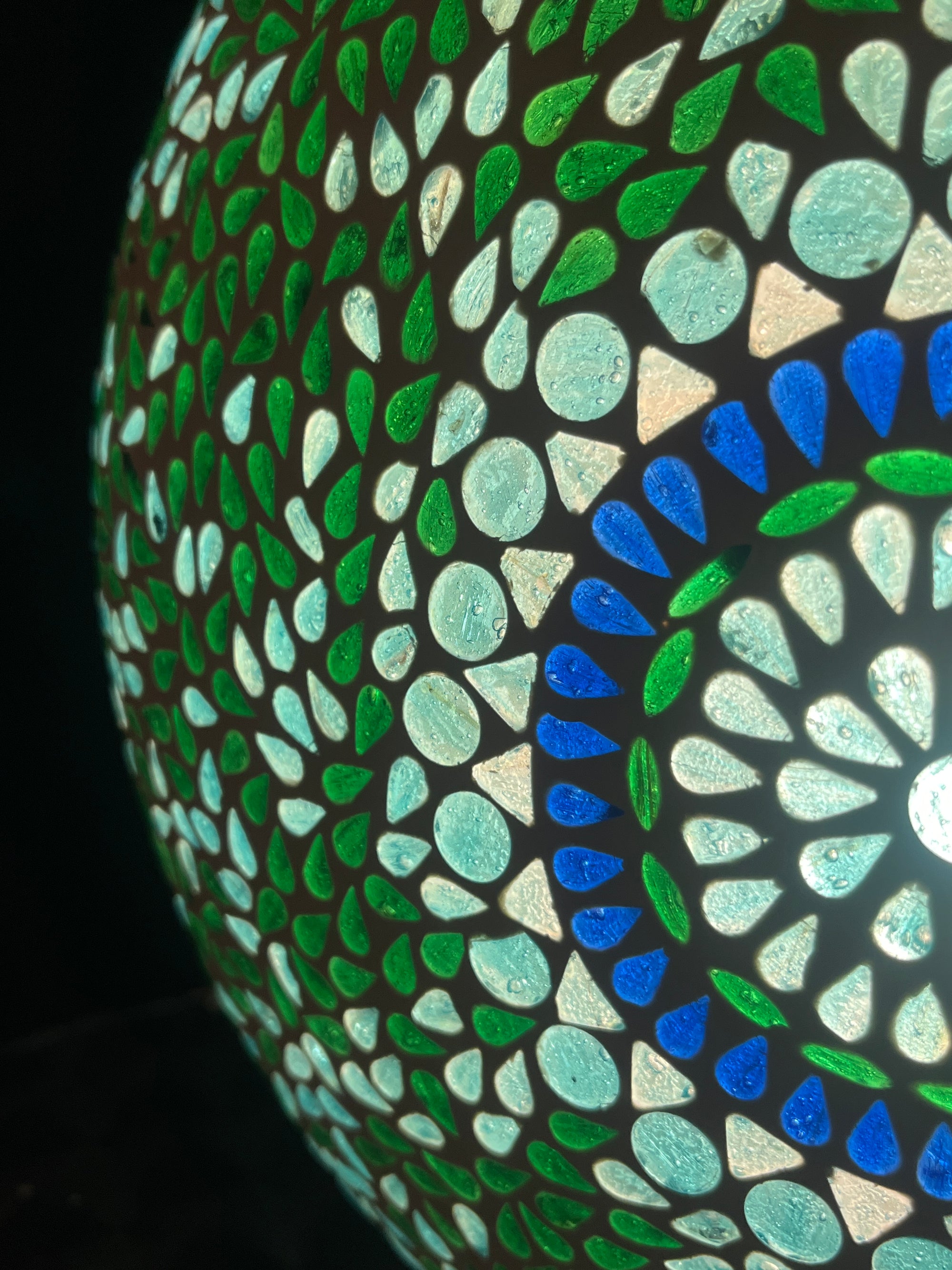 Handgefertigte Glasmosaik-Tischlampe „Blue Moon“ – Ovalform, E27-Fassung