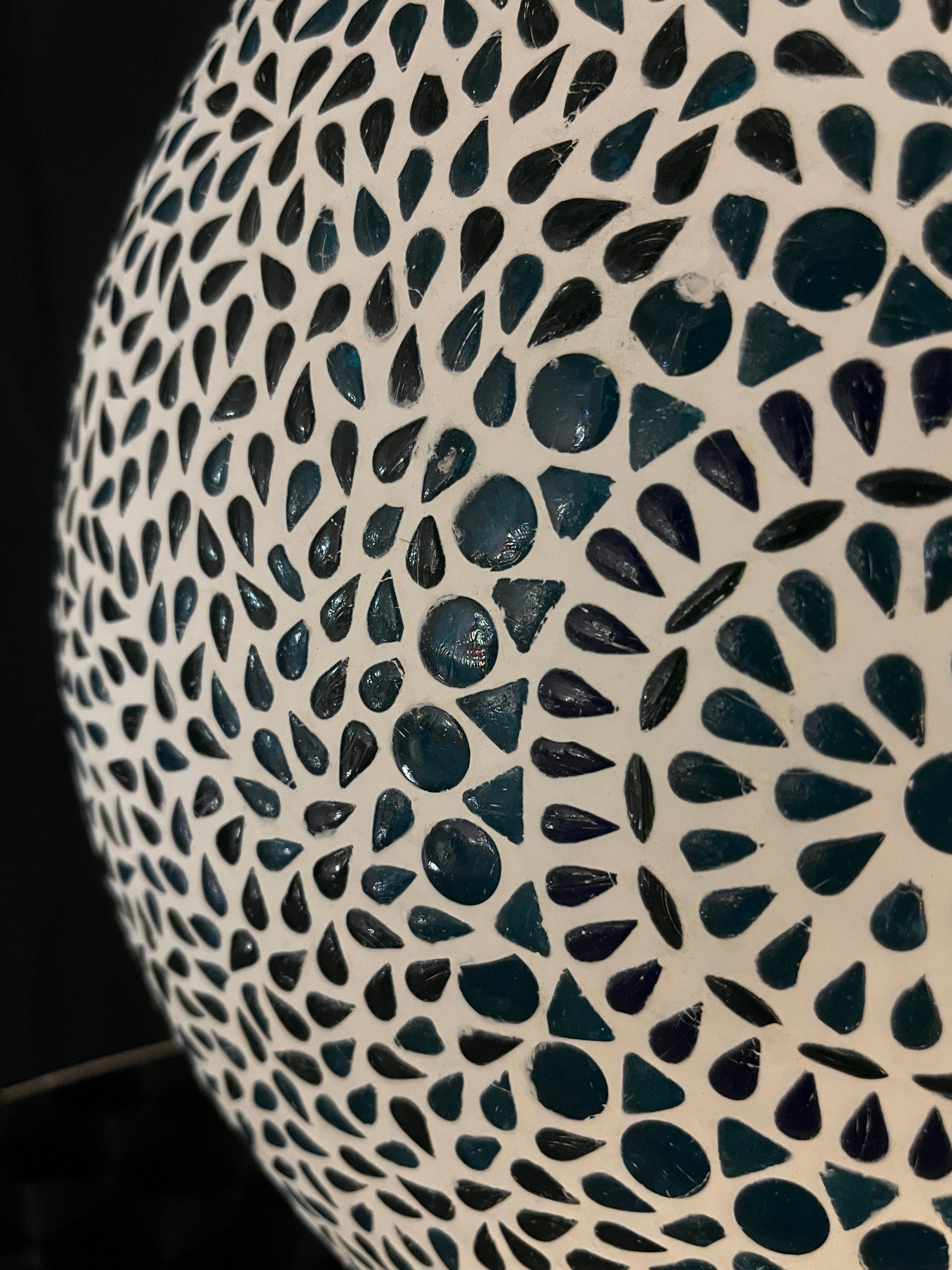 Handgefertigte Glasmosaik-Tischlampe „Blue Moon“ – Ovalform, E27-Fassung