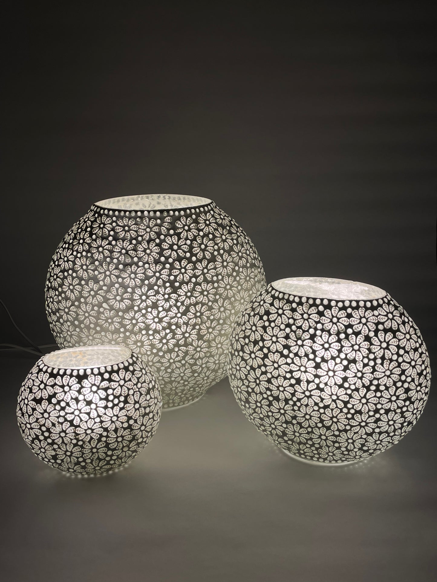 Handgefertigte Glasmosaik-Tischlampe White Daisy – Oval