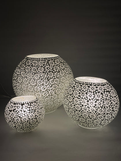 Handgefertigte Glasmosaik-Tischlampe White Daisy – Oval