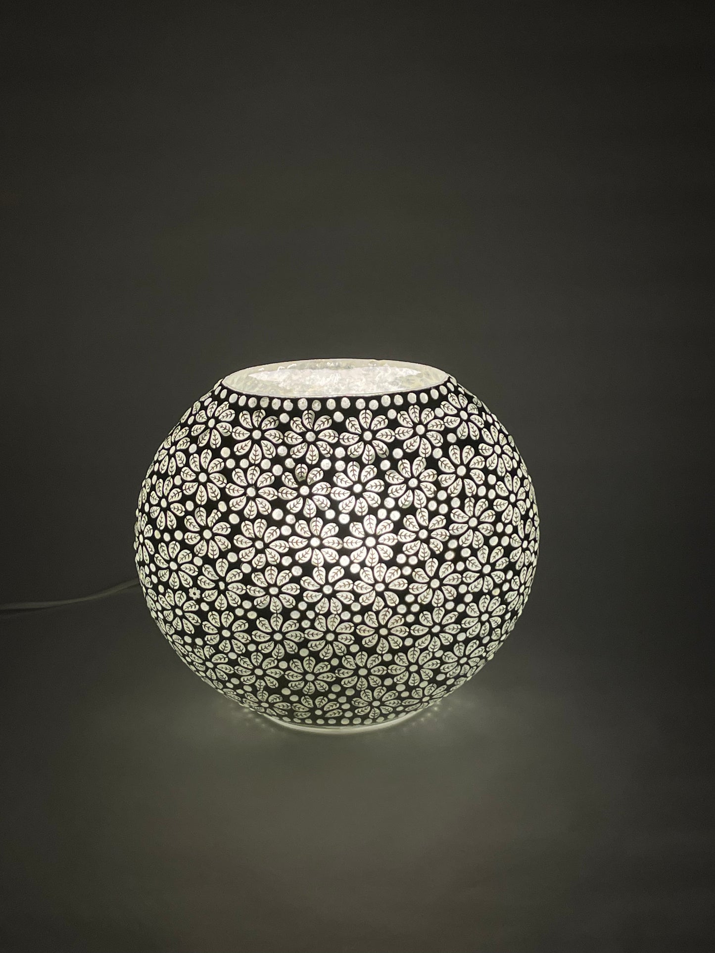 Handgefertigte Glasmosaik-Tischlampe White Daisy – Oval