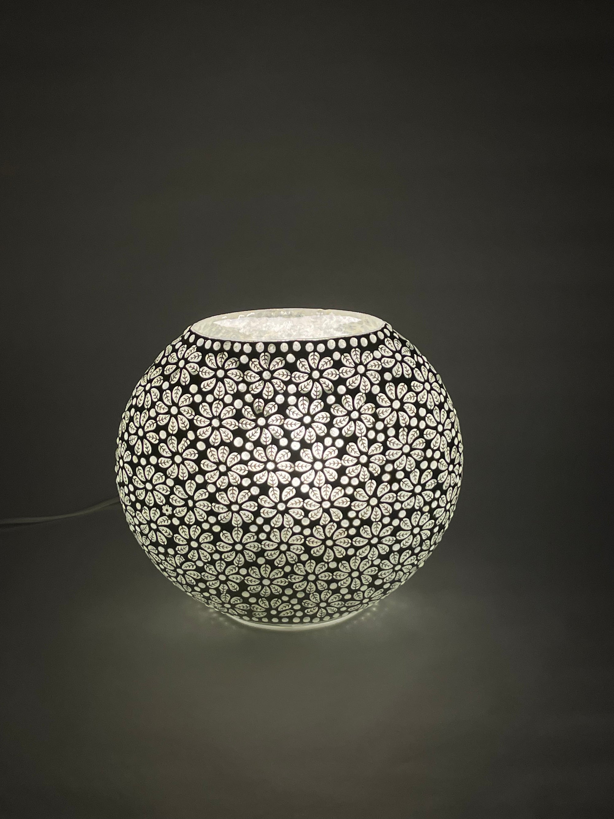Handgefertigte Glasmosaik-Tischlampe White Daisy – Oval