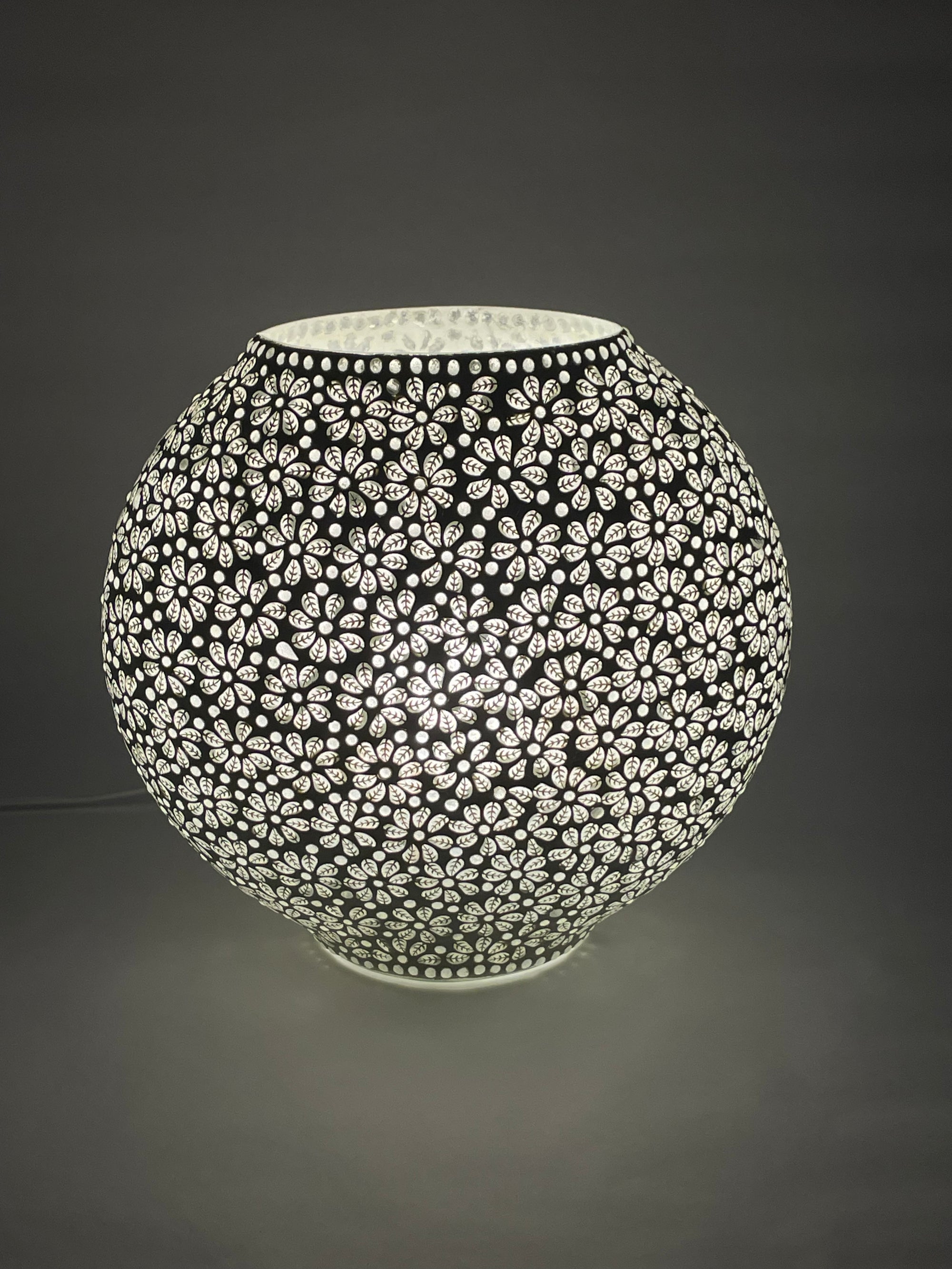 Handgefertigte Glasmosaik-Tischlampe White Daisy – Oval