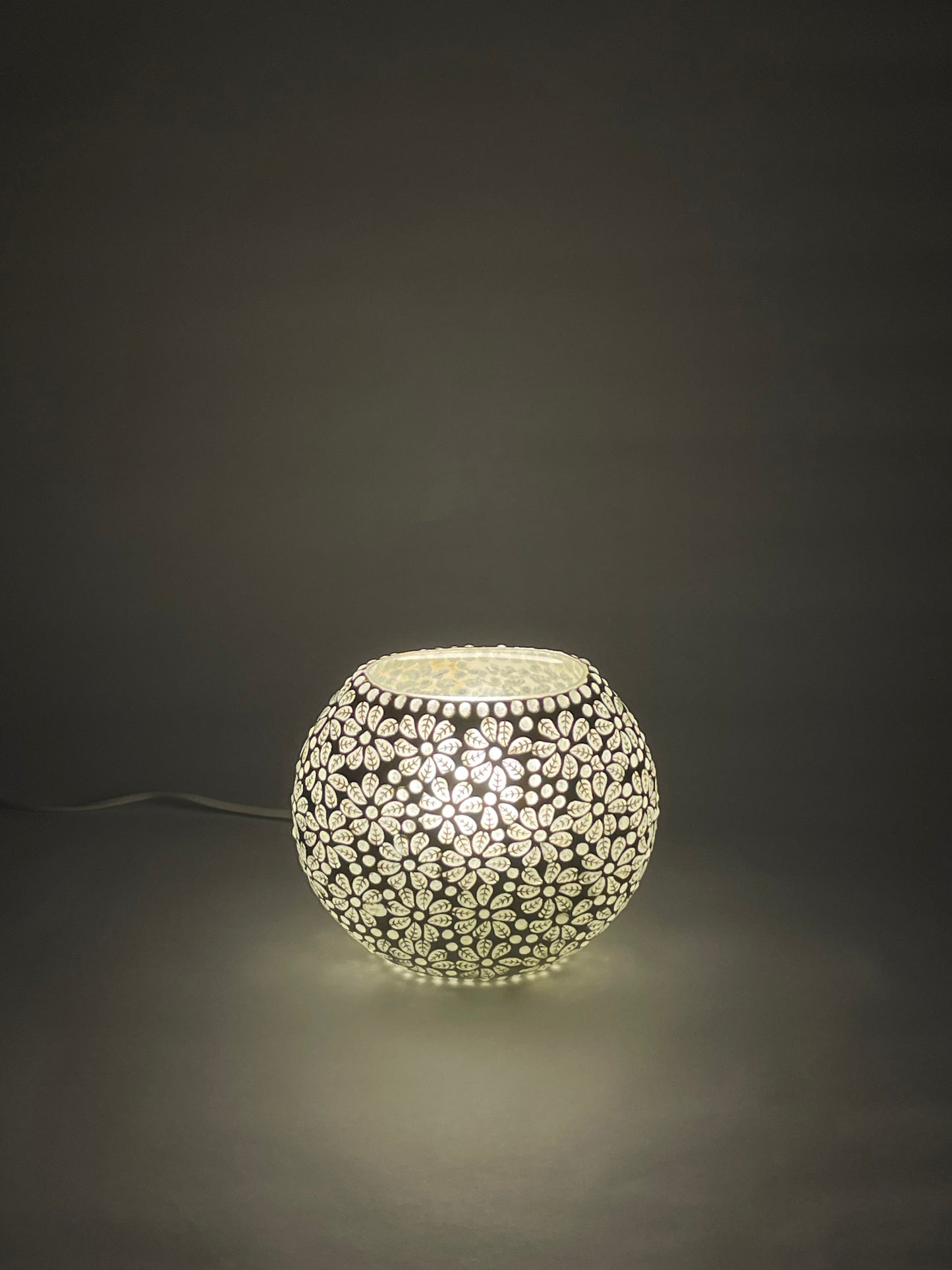 Handgefertigte Glasmosaik-Tischlampe White Daisy – Oval