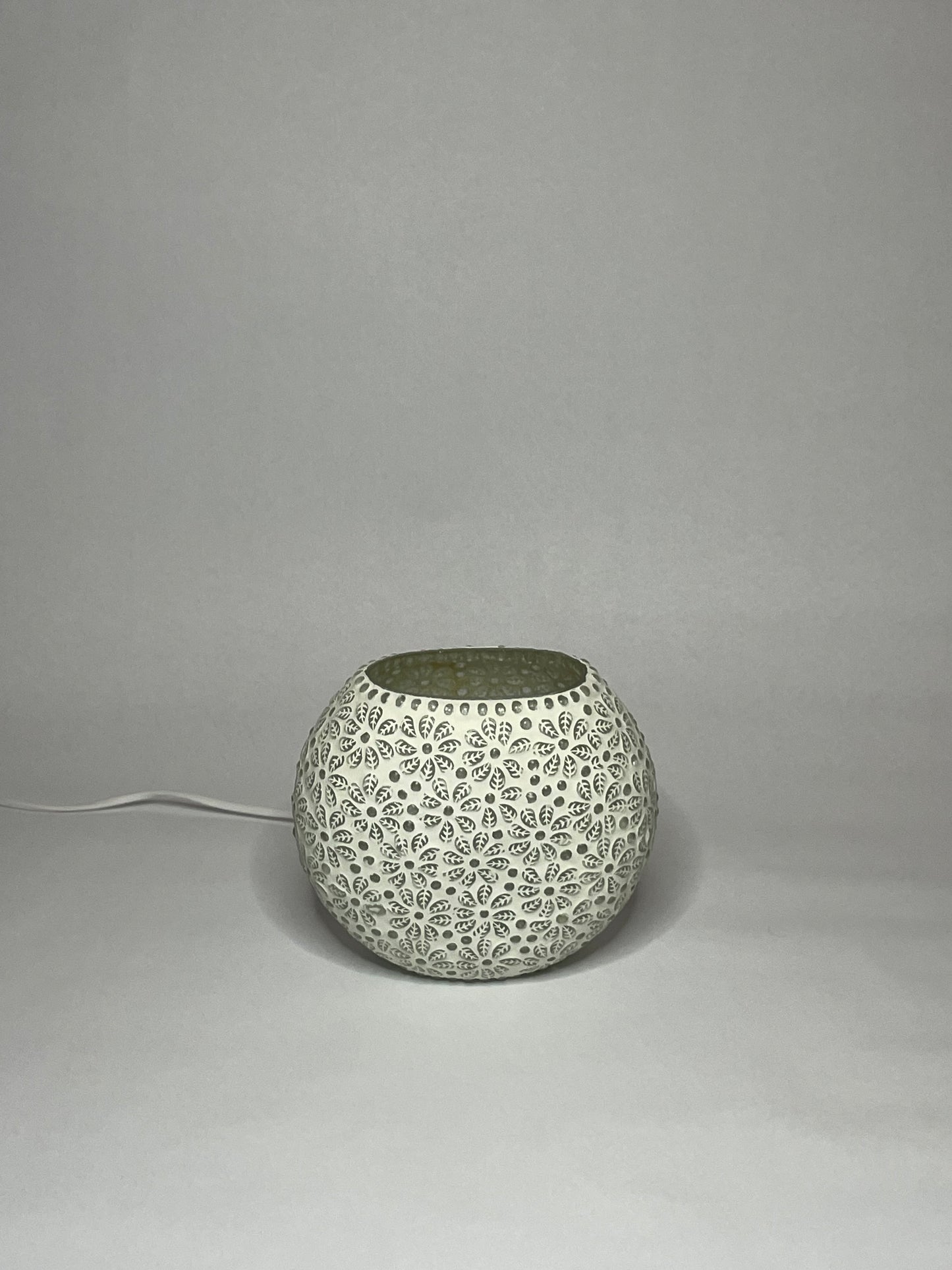 Handgefertigte Glasmosaik-Tischlampe White Daisy – Oval