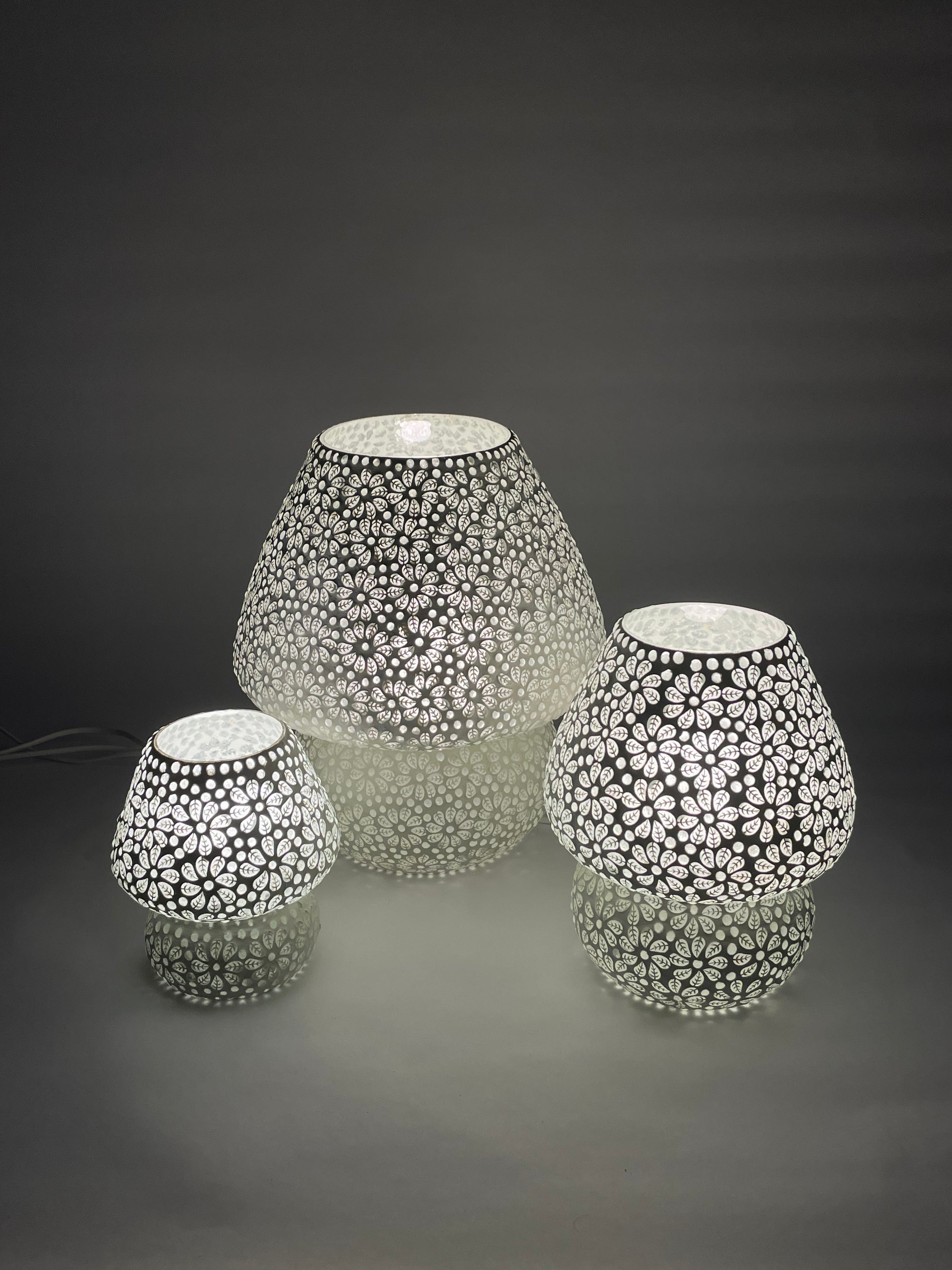 Handgefertigte Glasmosaik-Tischlampe White Daisy – Pilz