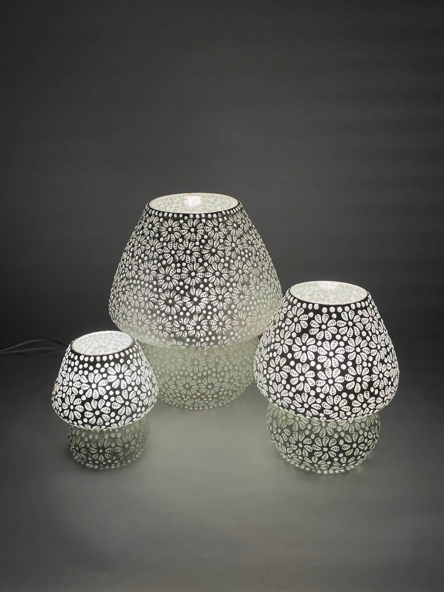 Handgefertigte Glasmosaik-Tischlampe White Daisy – Pilz