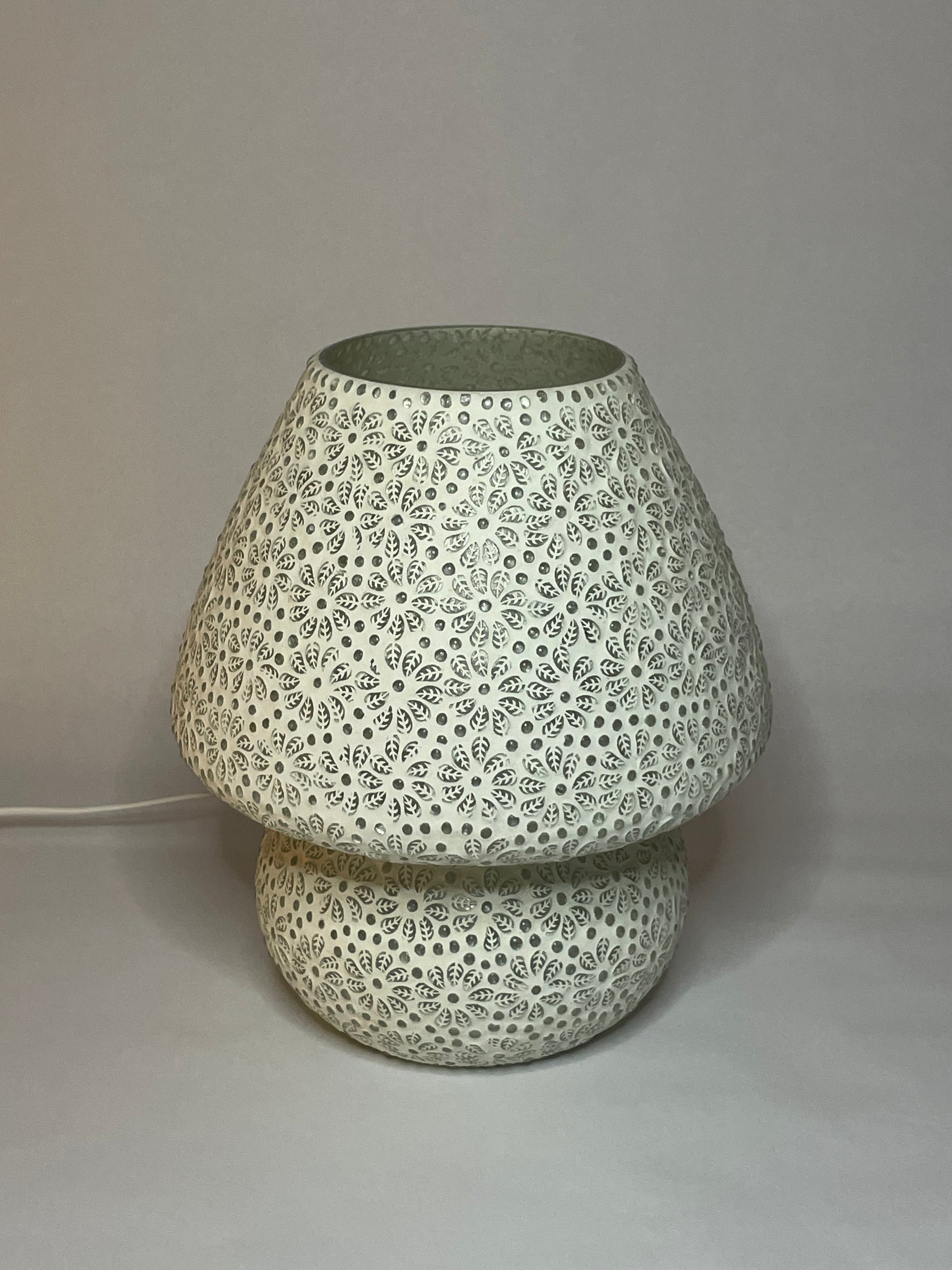 Handgefertigte Glasmosaik-Tischlampe White Daisy – Pilz