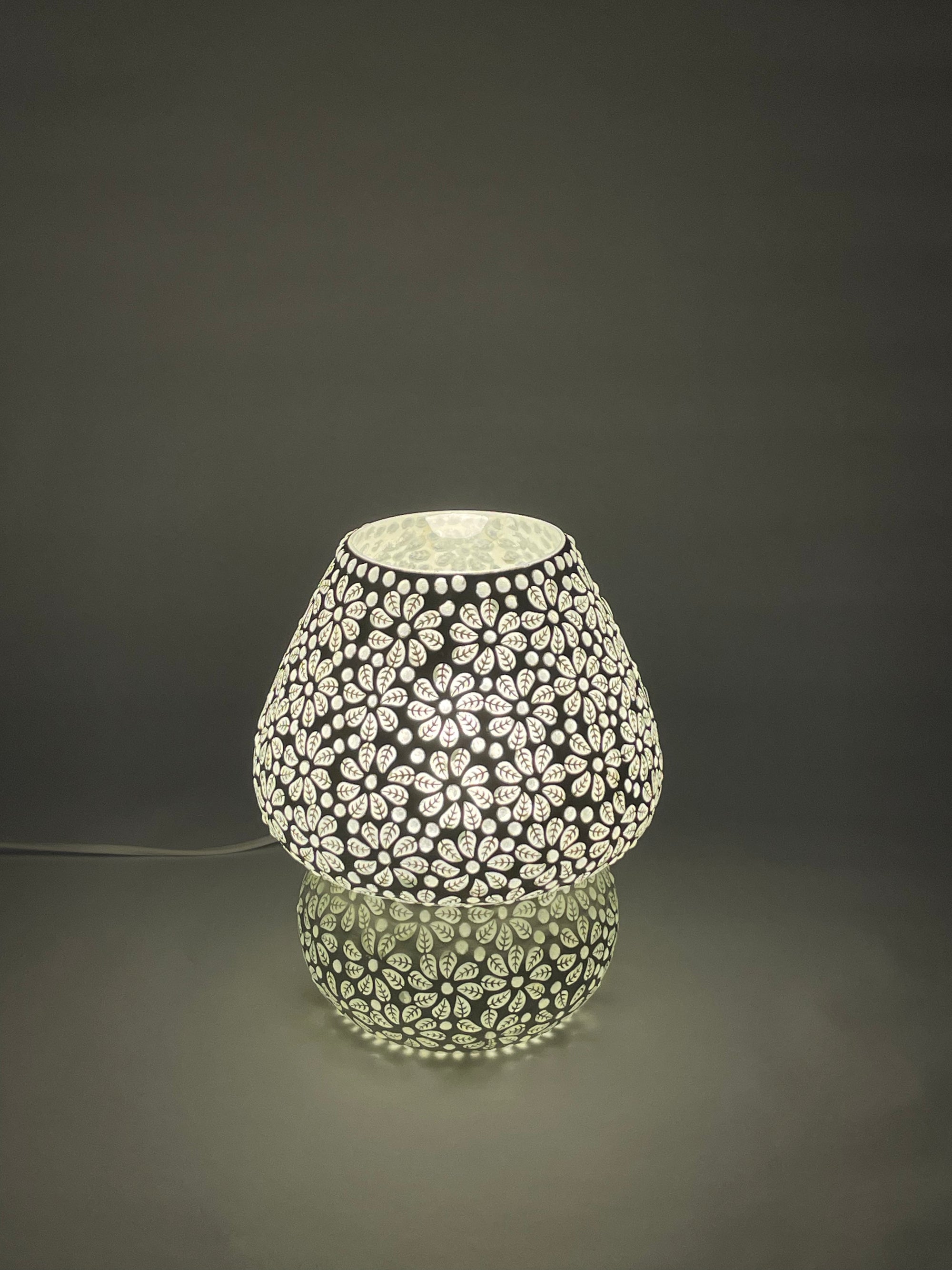 Handgefertigte Glasmosaik-Tischlampe White Daisy – Pilz