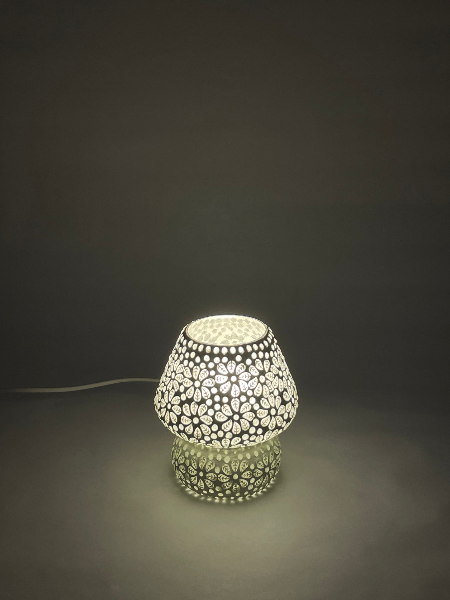 Handgefertigte Glasmosaik-Tischlampe White Daisy – Pilz