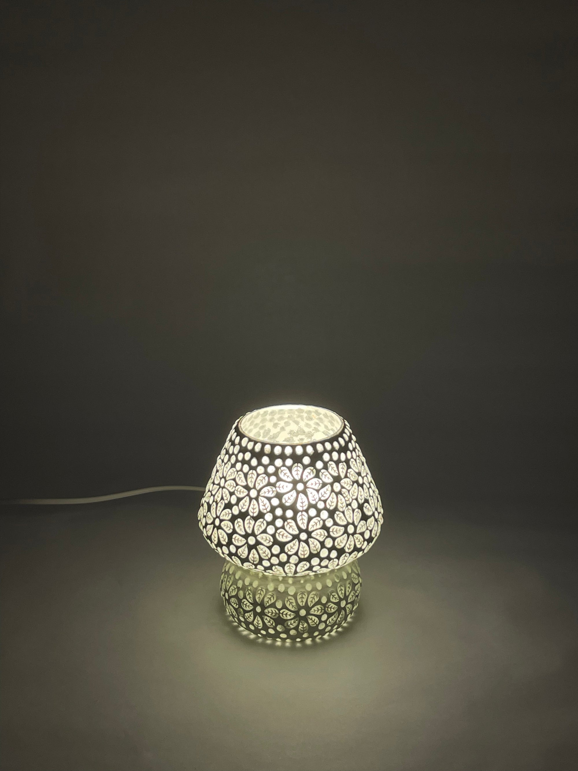 Handgefertigte Glasmosaik-Tischlampe White Daisy – Pilz
