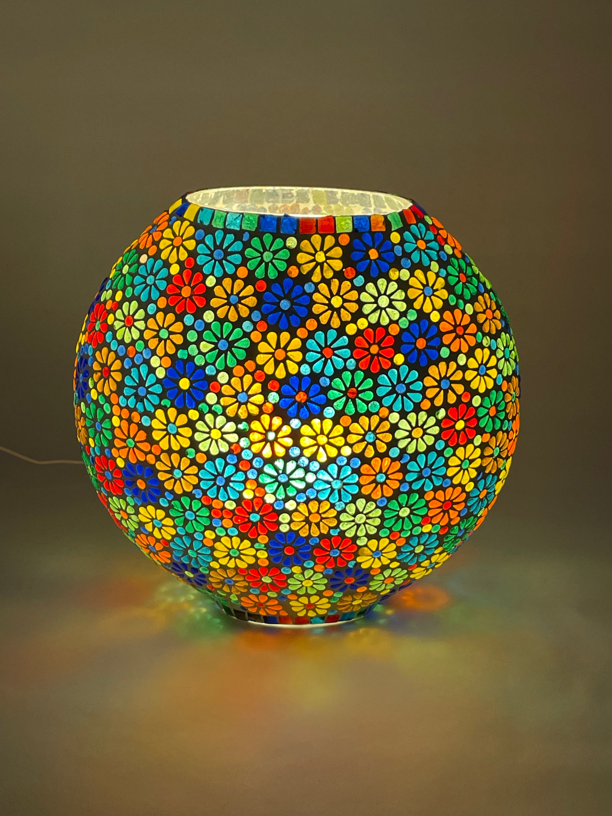 Handgefertigte Glasmosaik-Tischlampe Flower Garden – Oval