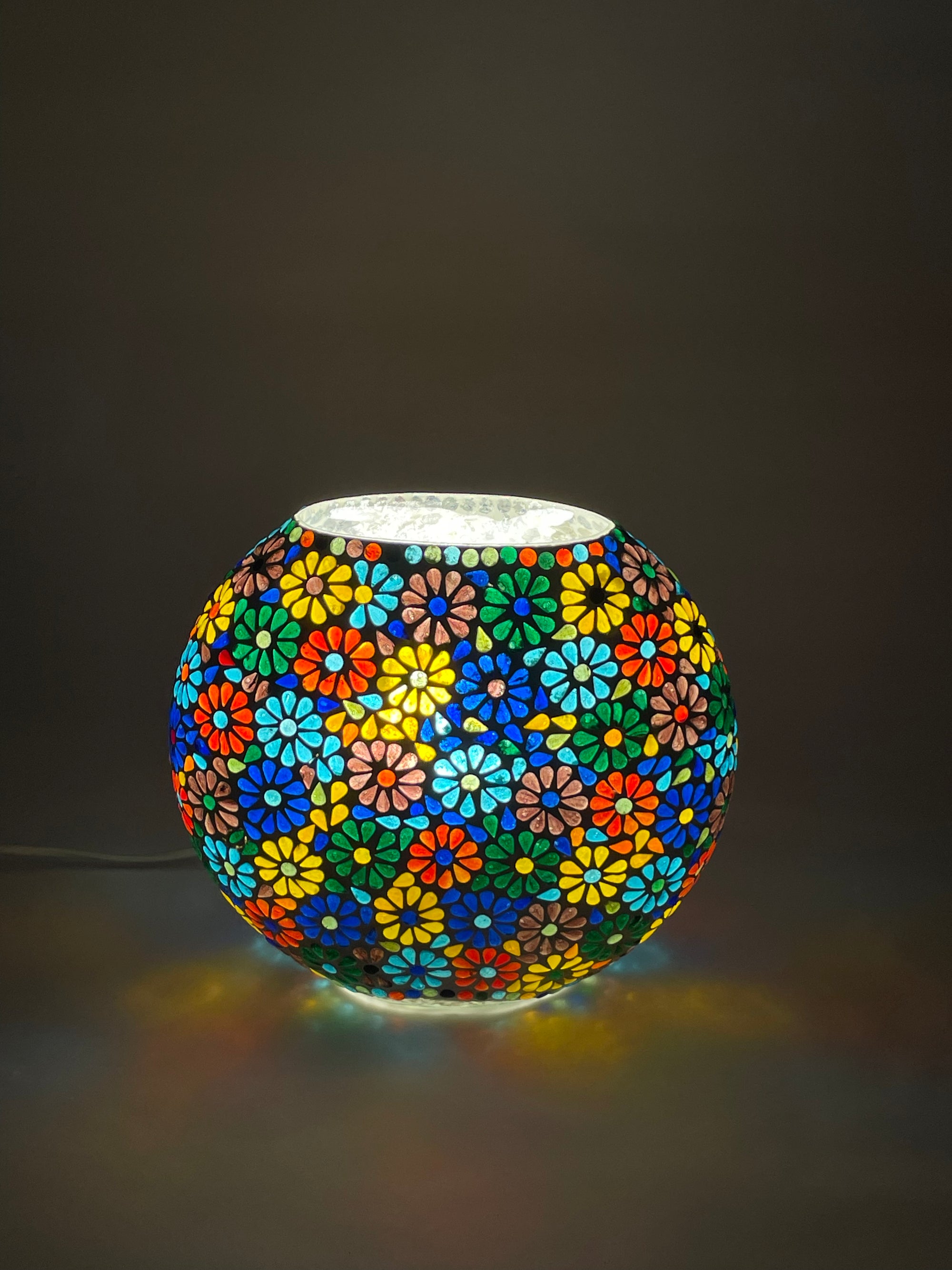 Handgefertigte Glasmosaik-Tischlampe Flower Garden – Oval