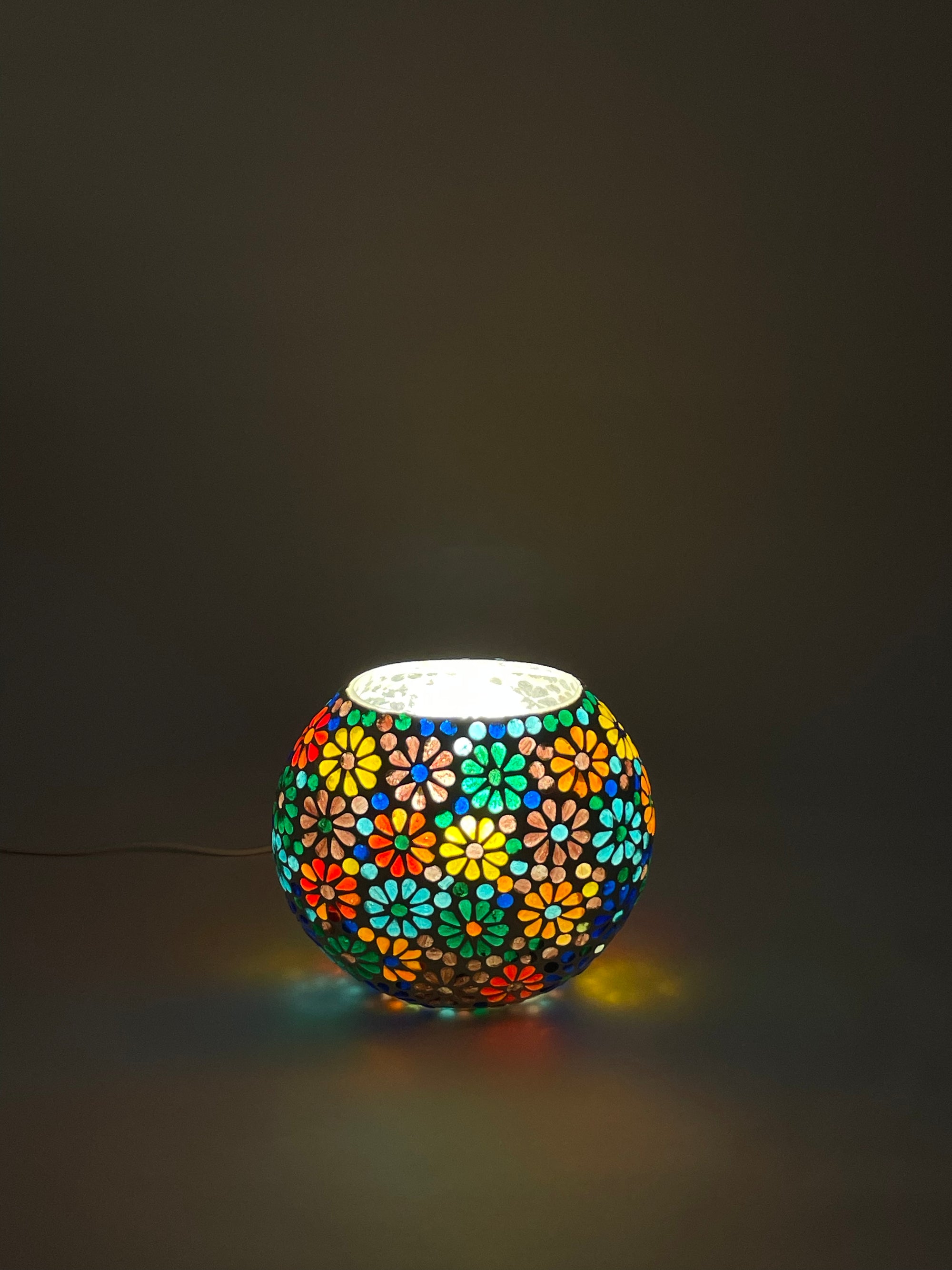 Handgefertigte Glasmosaik-Tischlampe Flower Garden – Oval