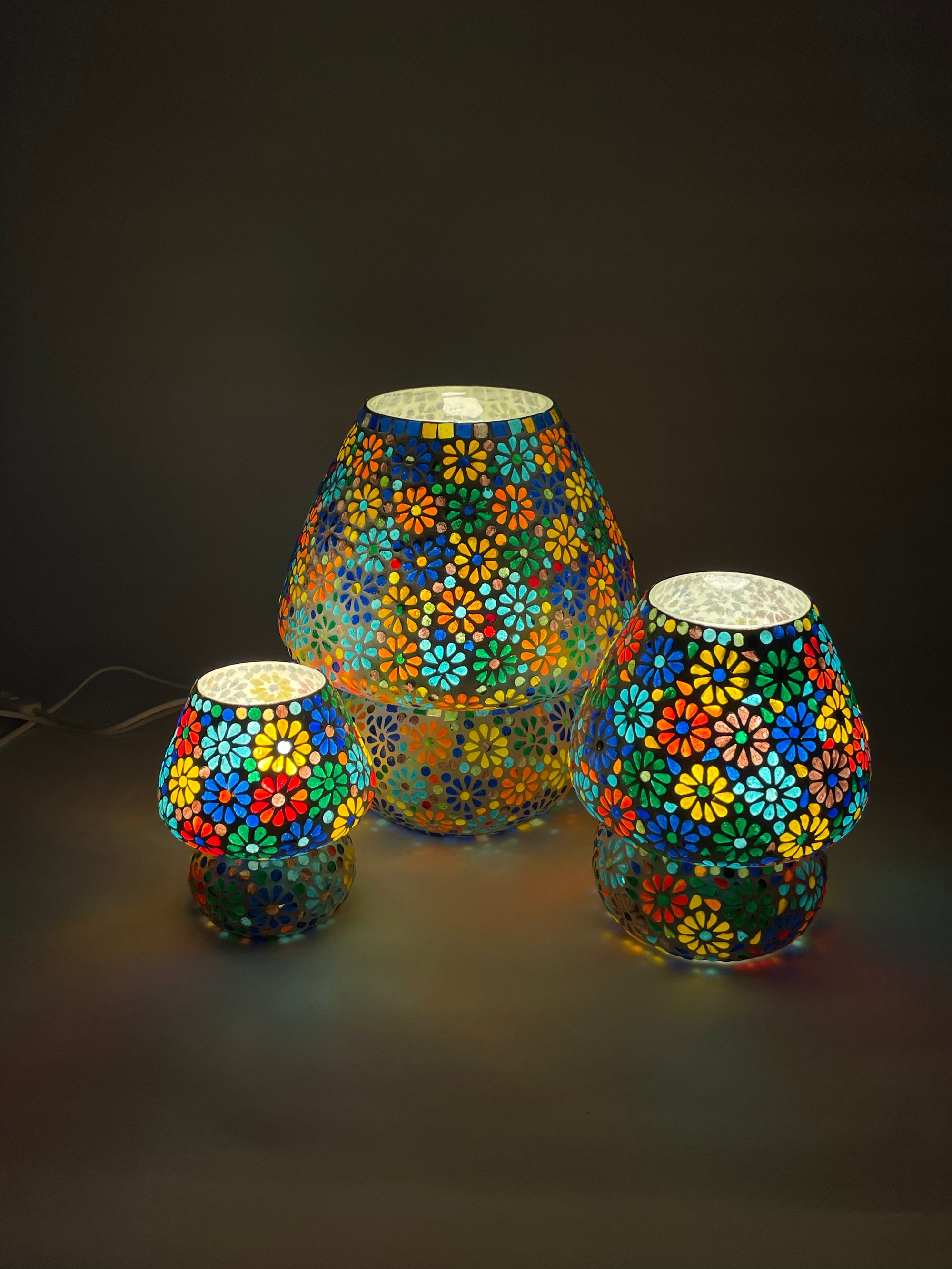 Handgefertigte Glasmosaik-Tischlampe Flower Garden – Pilz
