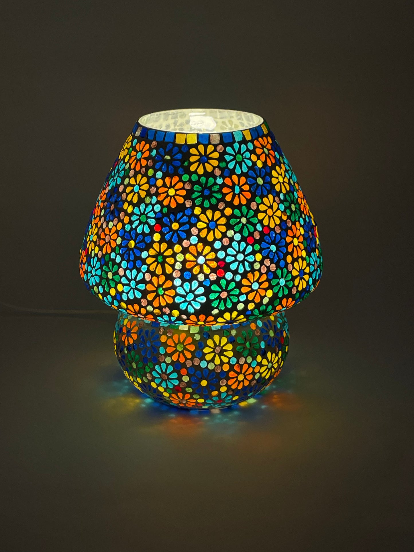 Handgefertigte Glasmosaik-Tischlampe Flower Garden – Pilz