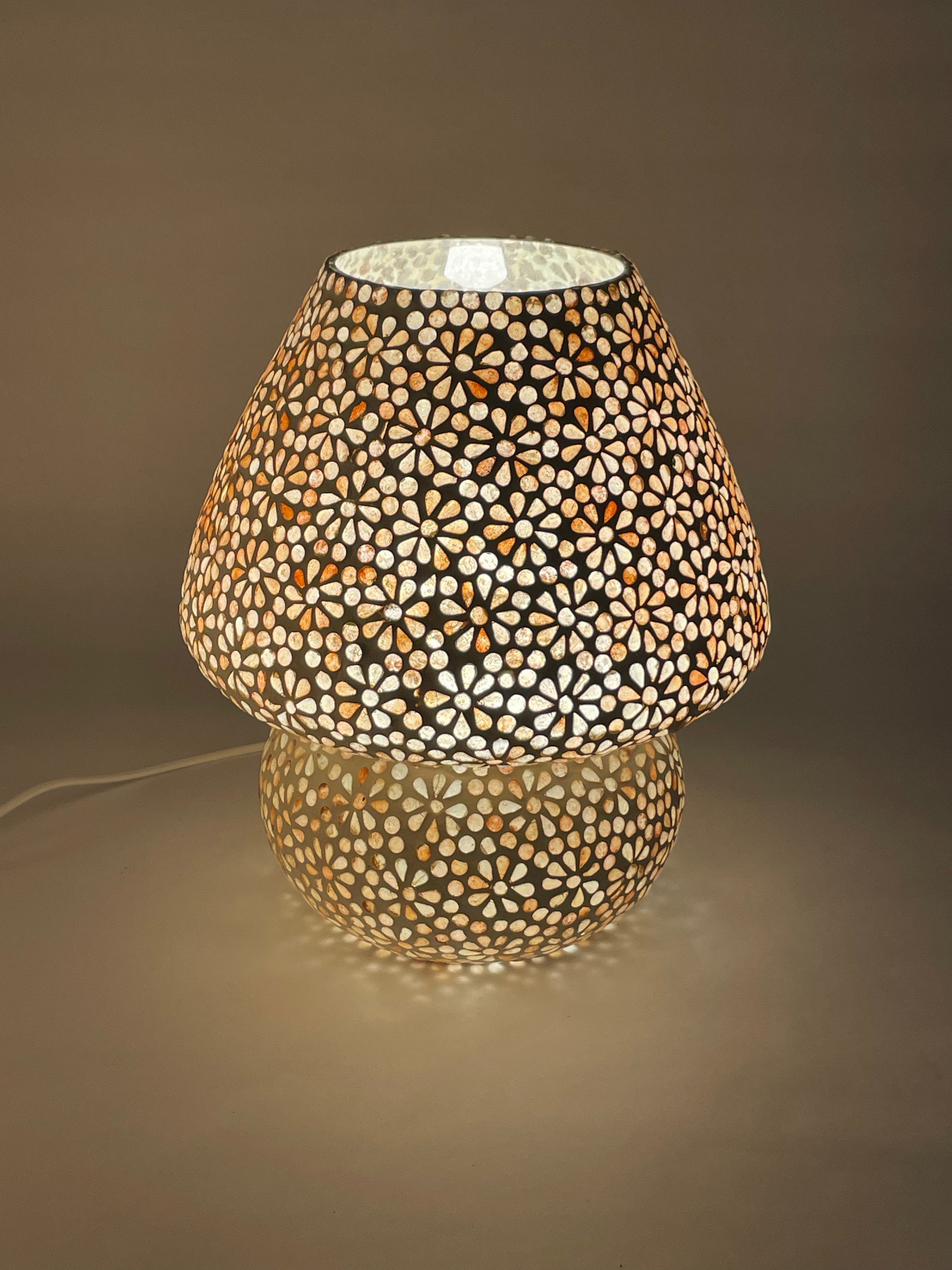 Handgefertigte Glasmosaik-Tischlampe Yellow Daisy – Pilz