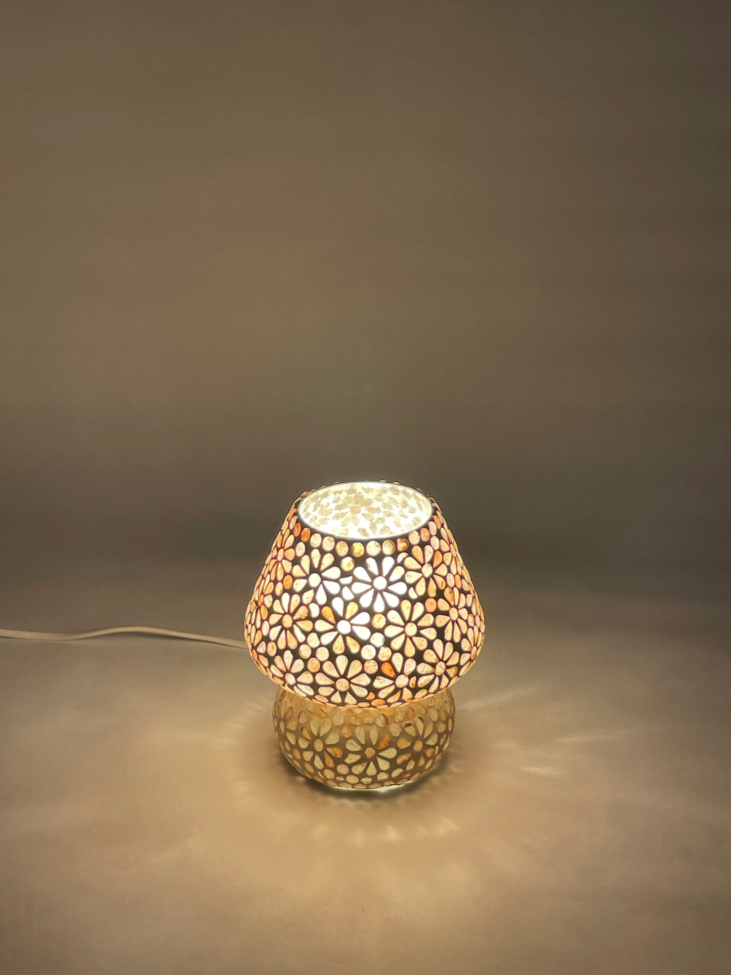 Handgefertigte Glasmosaik-Tischlampe Yellow Daisy – Pilz