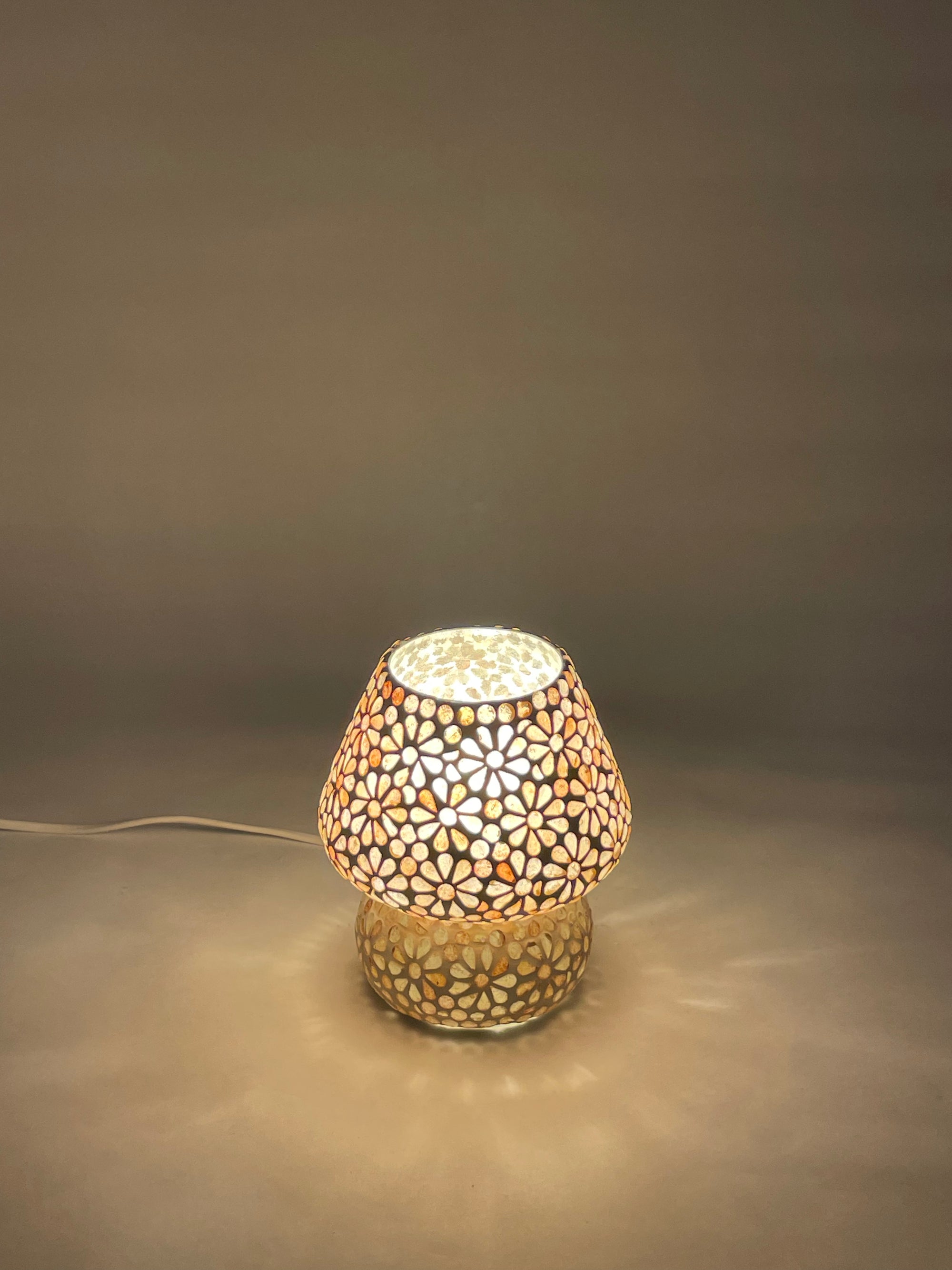 Handgefertigte Glasmosaik-Tischlampe Yellow Daisy – Pilz
