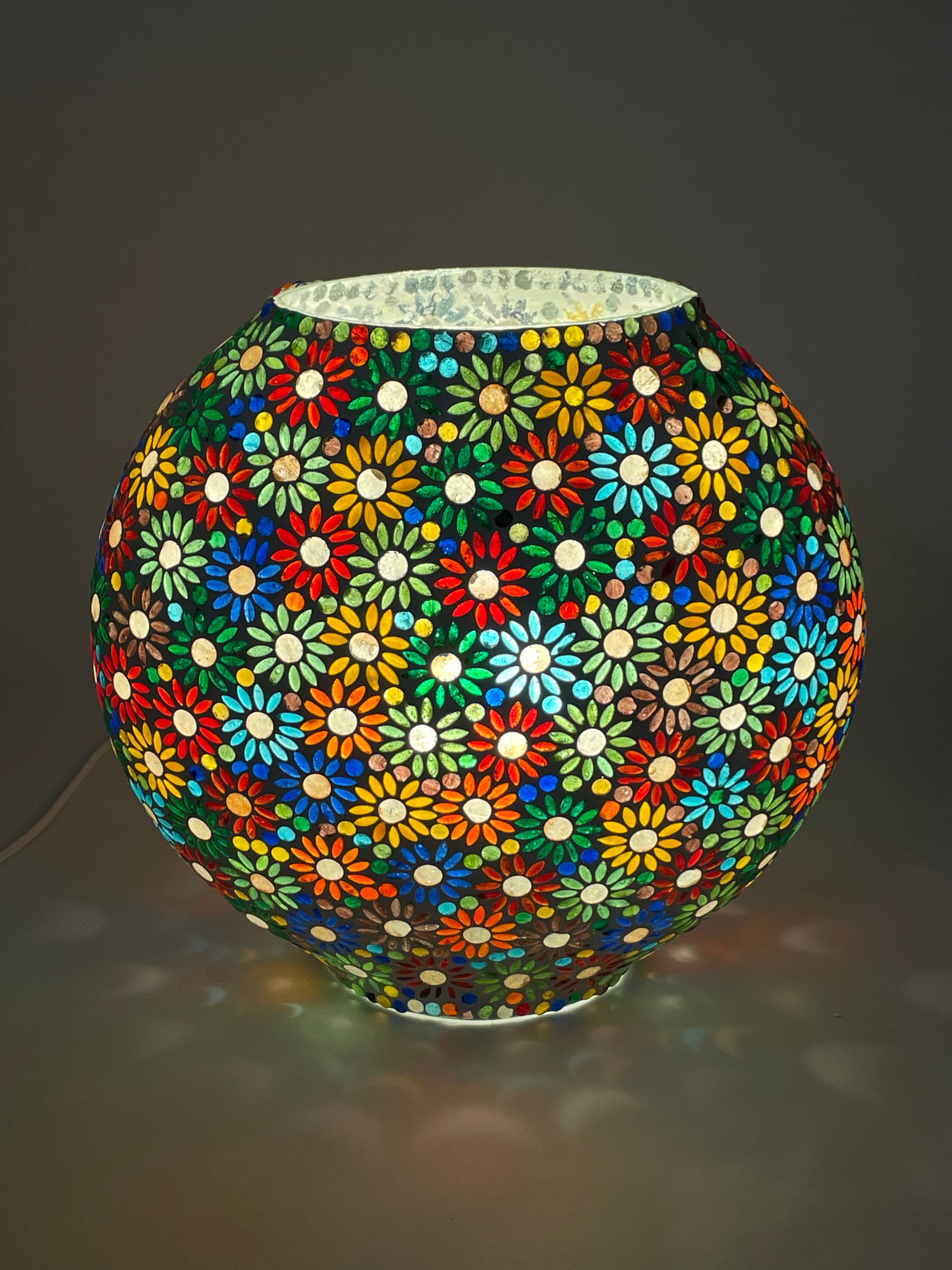 Handgefertigte Glasmosaik-Tischlampe Mirror Daisy – Oval