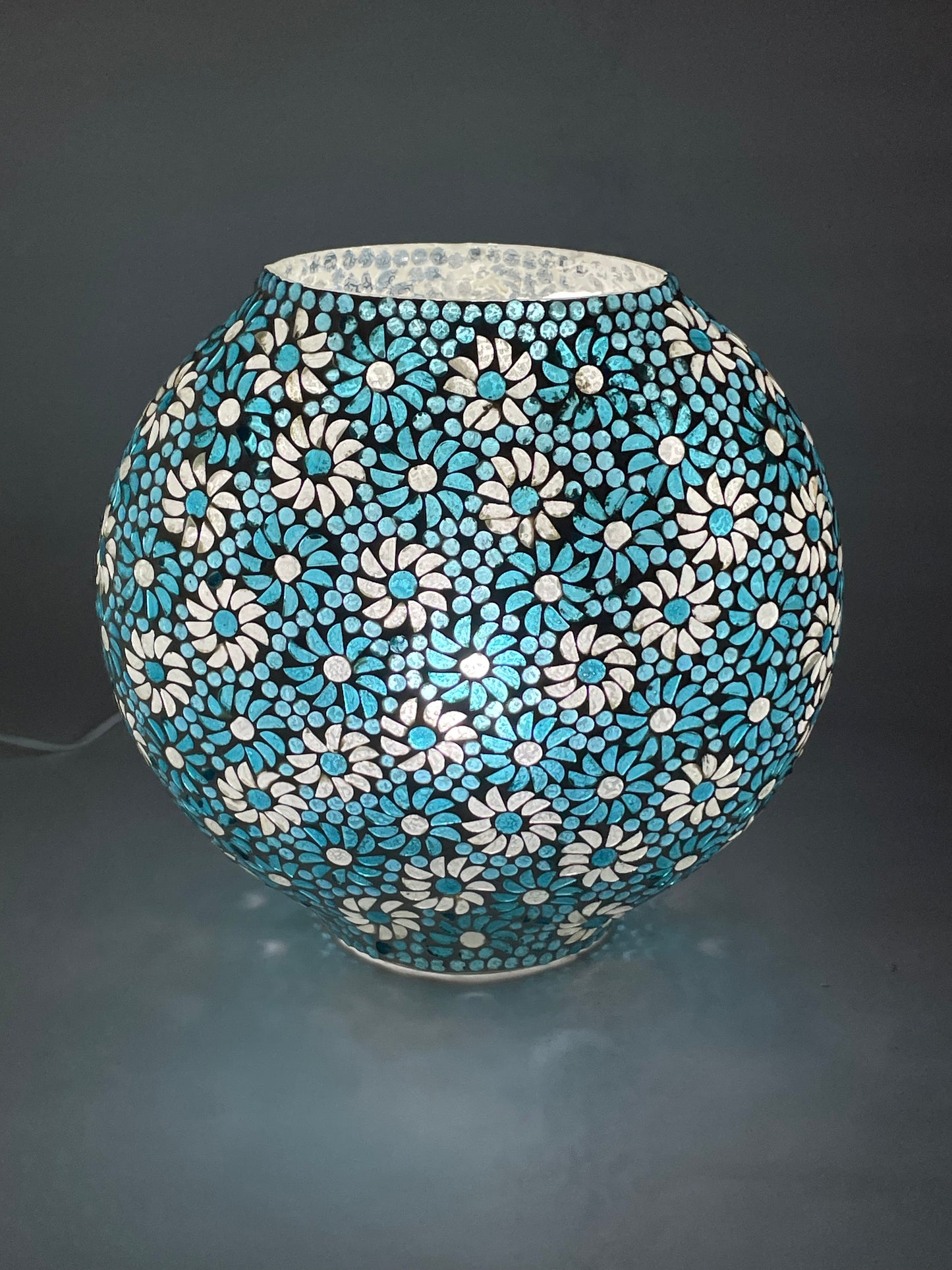 Handgefertigte Glasmosaik-Tischlampe Light Blue Daisy – Oval
