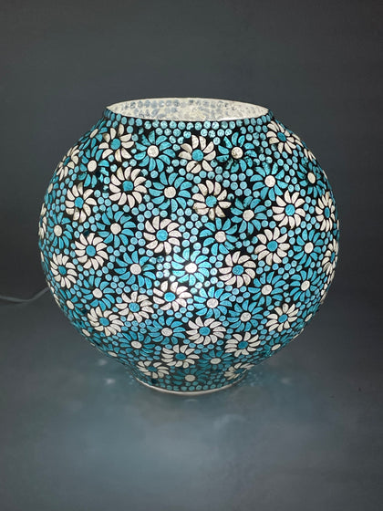 Handgefertigte Glasmosaik-Tischlampe Light Blue Daisy – Oval