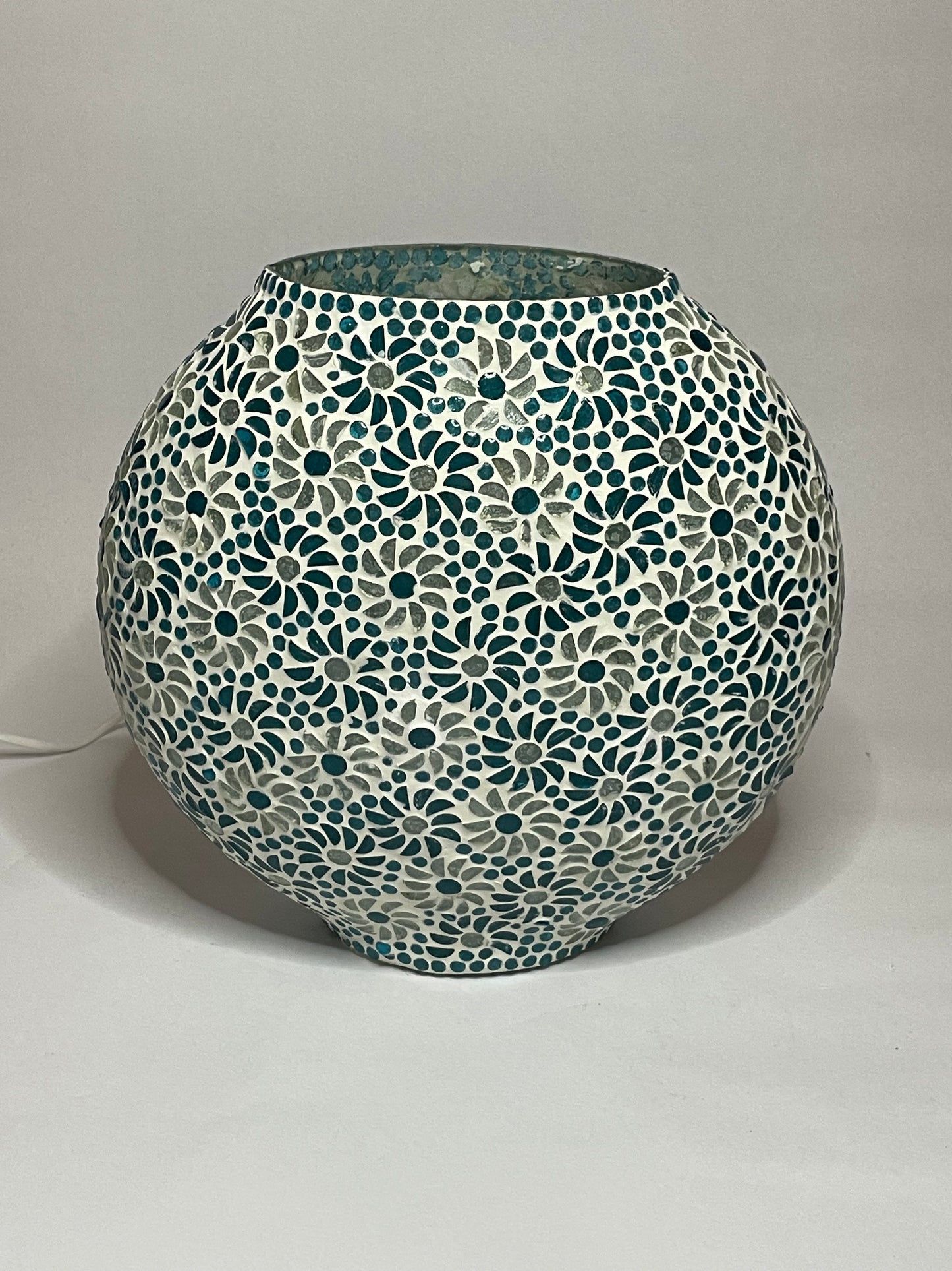 Handgefertigte Glasmosaik-Tischlampe Light Blue Daisy – Oval