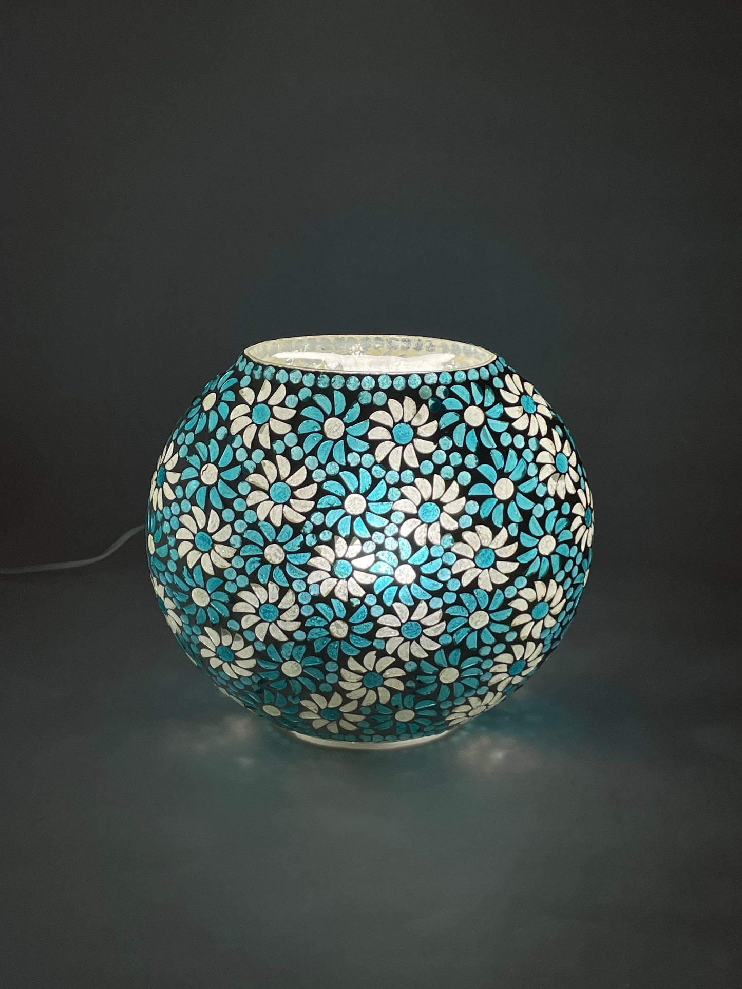 Handgefertigte Glasmosaik-Tischlampe Light Blue Daisy – Oval